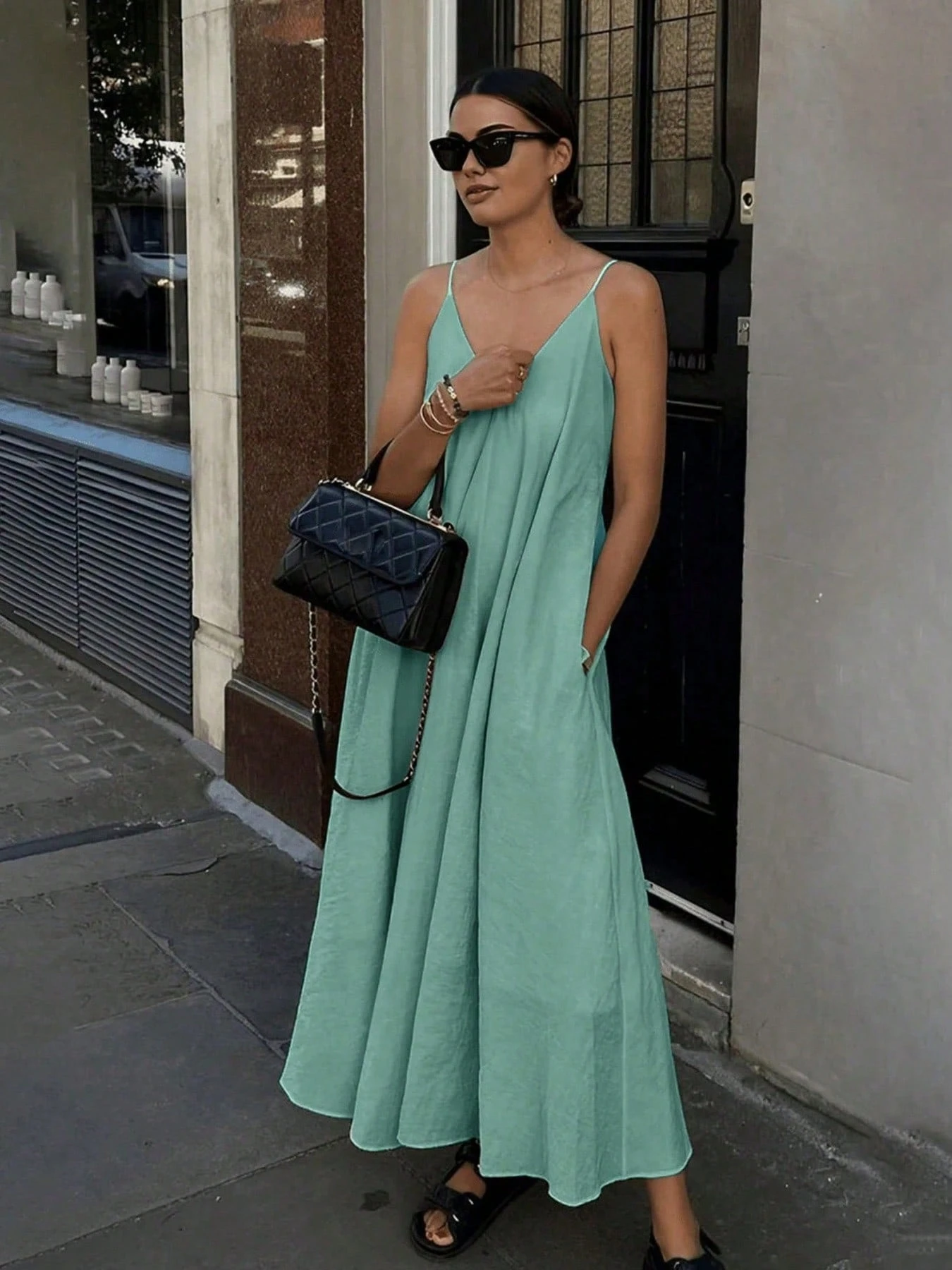 Robe minimaliste élégante et décontractée pour femme, de couleur unie avec bretelles, — vue 5