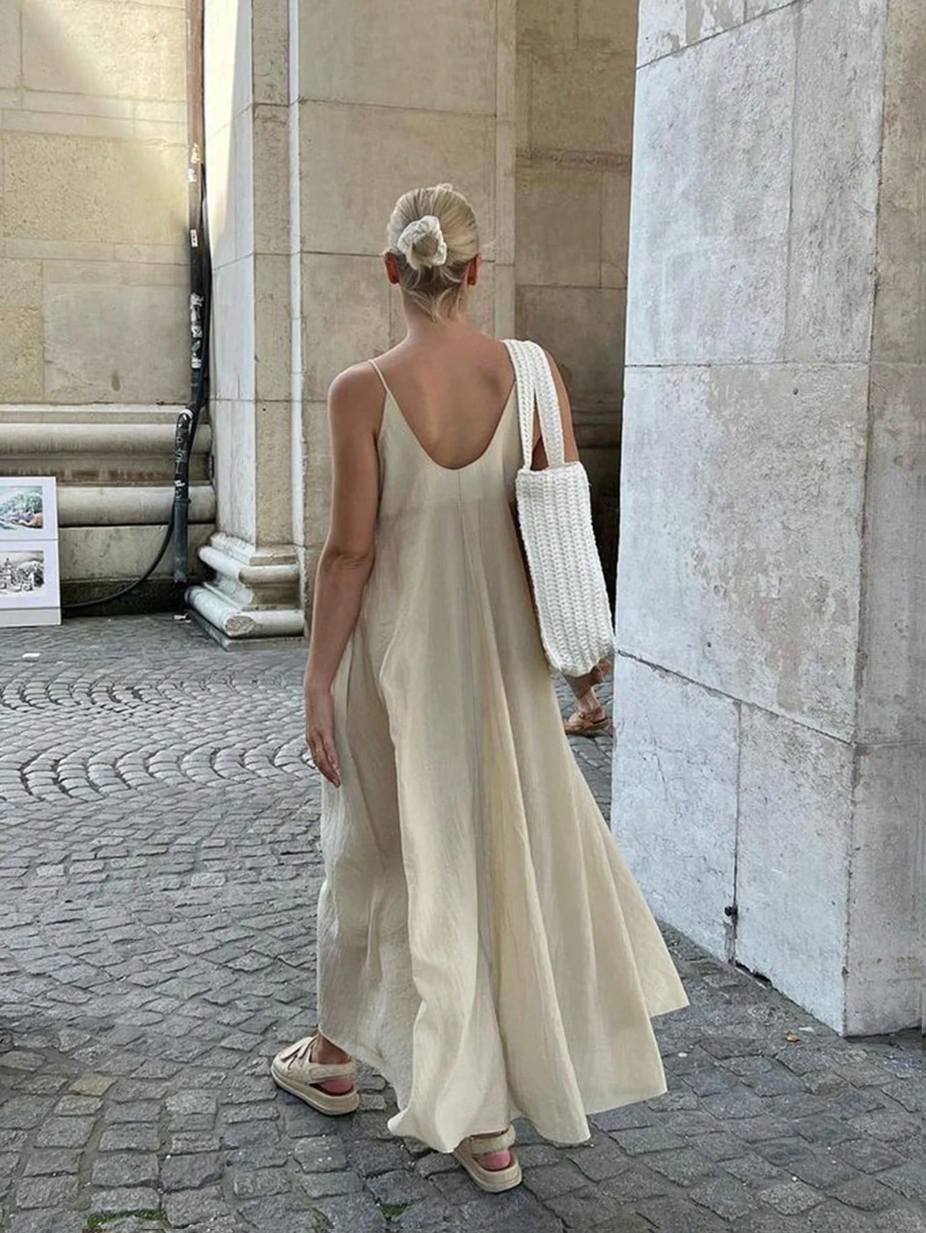 Robe minimaliste élégante et décontractée pour femme, de couleur unie avec bretelles, — vue 6
