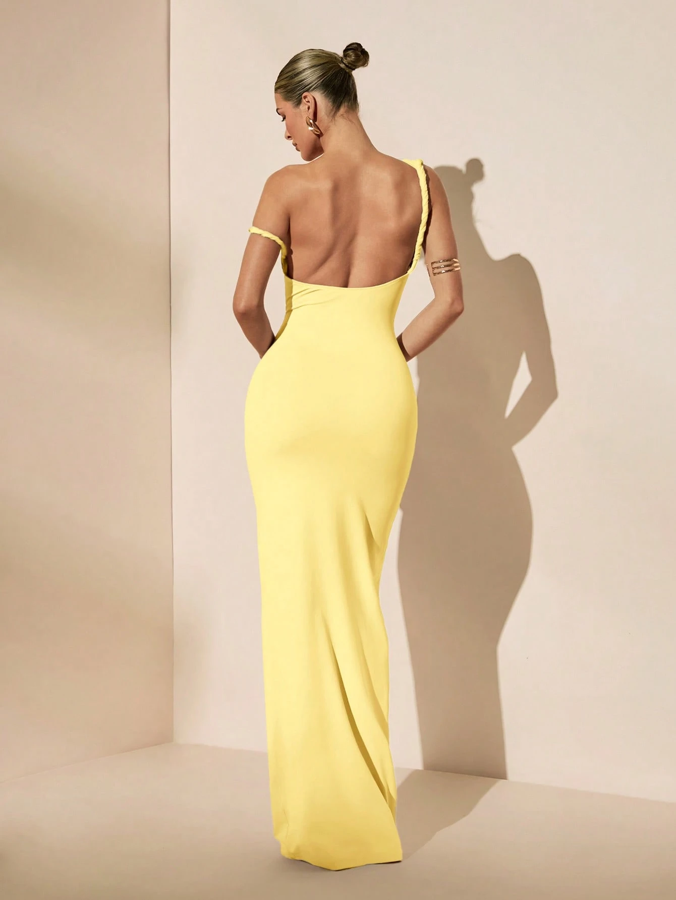 Robe sirène extra longue blanche unie sexy à col asymétrique, ajustée, torsadée — vue 11