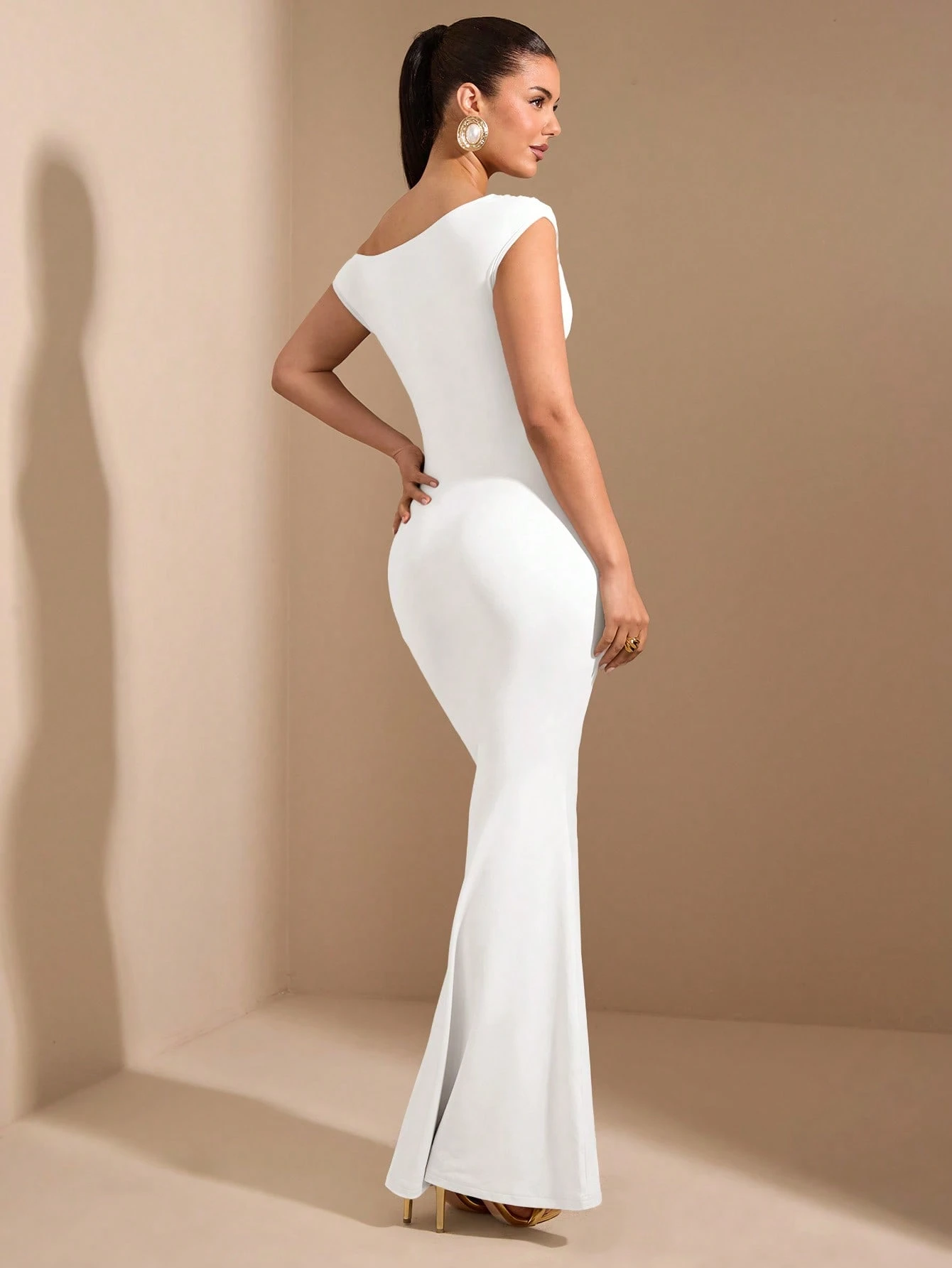 Robe élégante à col asymétrique, ourlet sirène extra long. Portée au quotidien — vue 10
