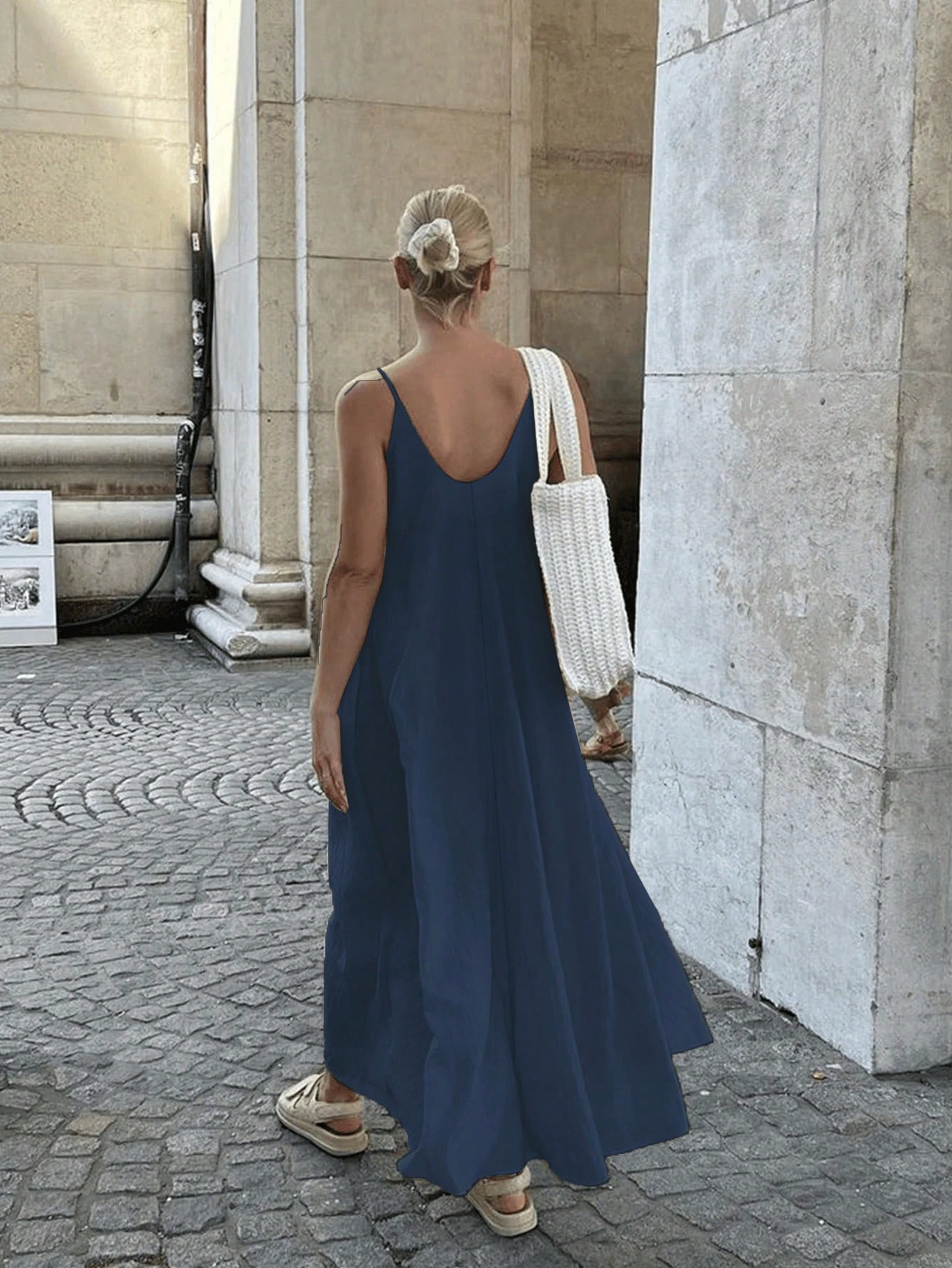 Robe minimaliste élégante et décontractée pour femme, de couleur unie avec bretelles, — vue 9