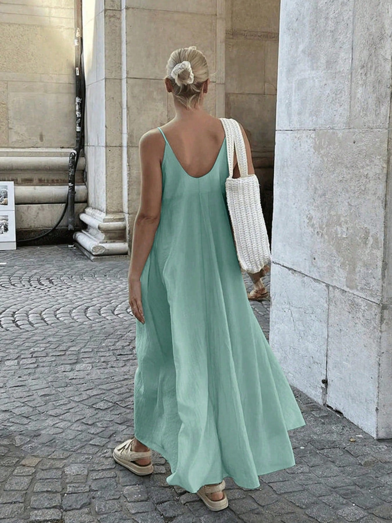 Robe minimaliste élégante et décontractée pour femme, de couleur unie avec bretelles, — vue 10