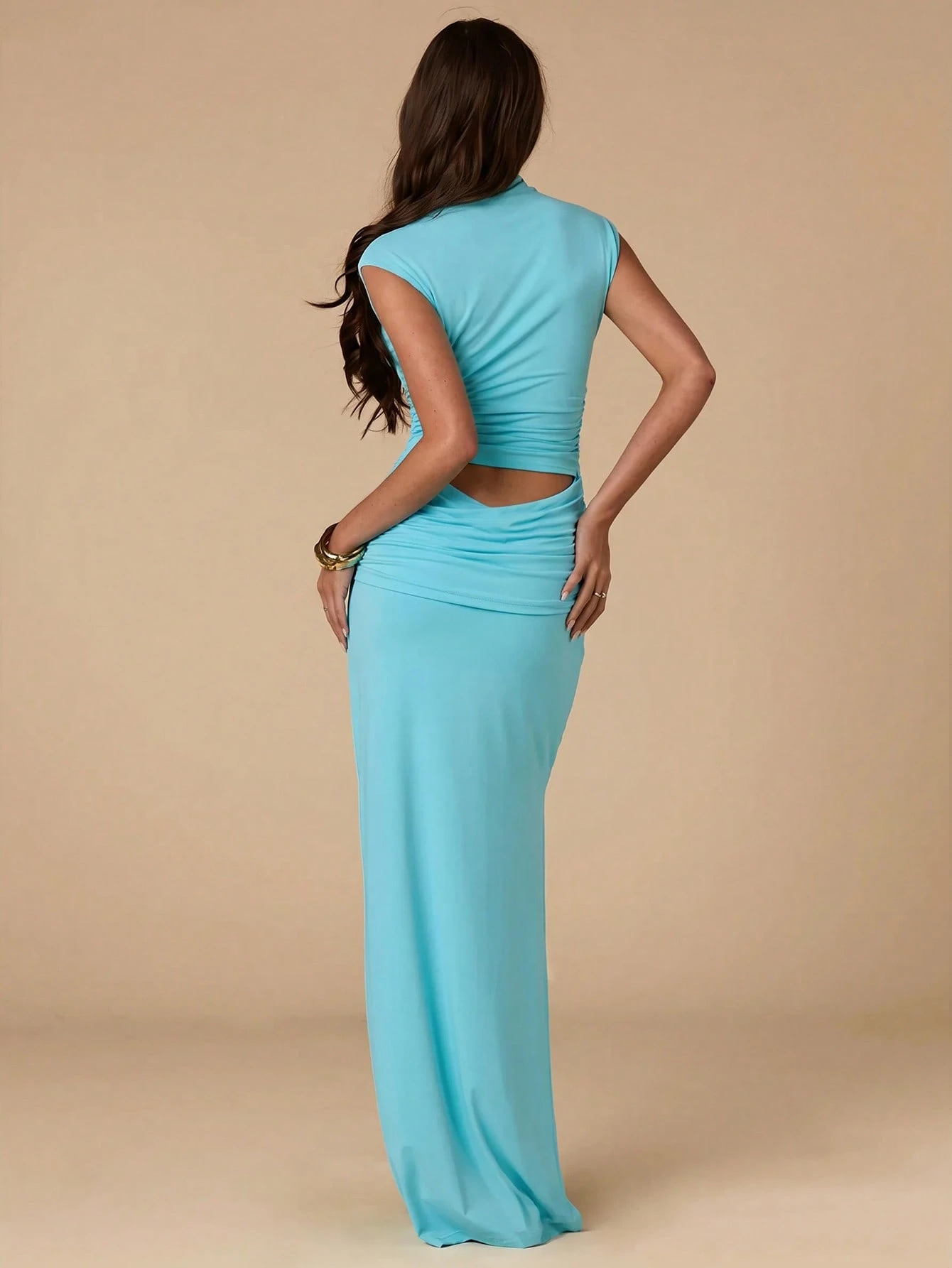 Robe ajustée pour femmes avec col montant, taille découpée et froncée, de — vue 3