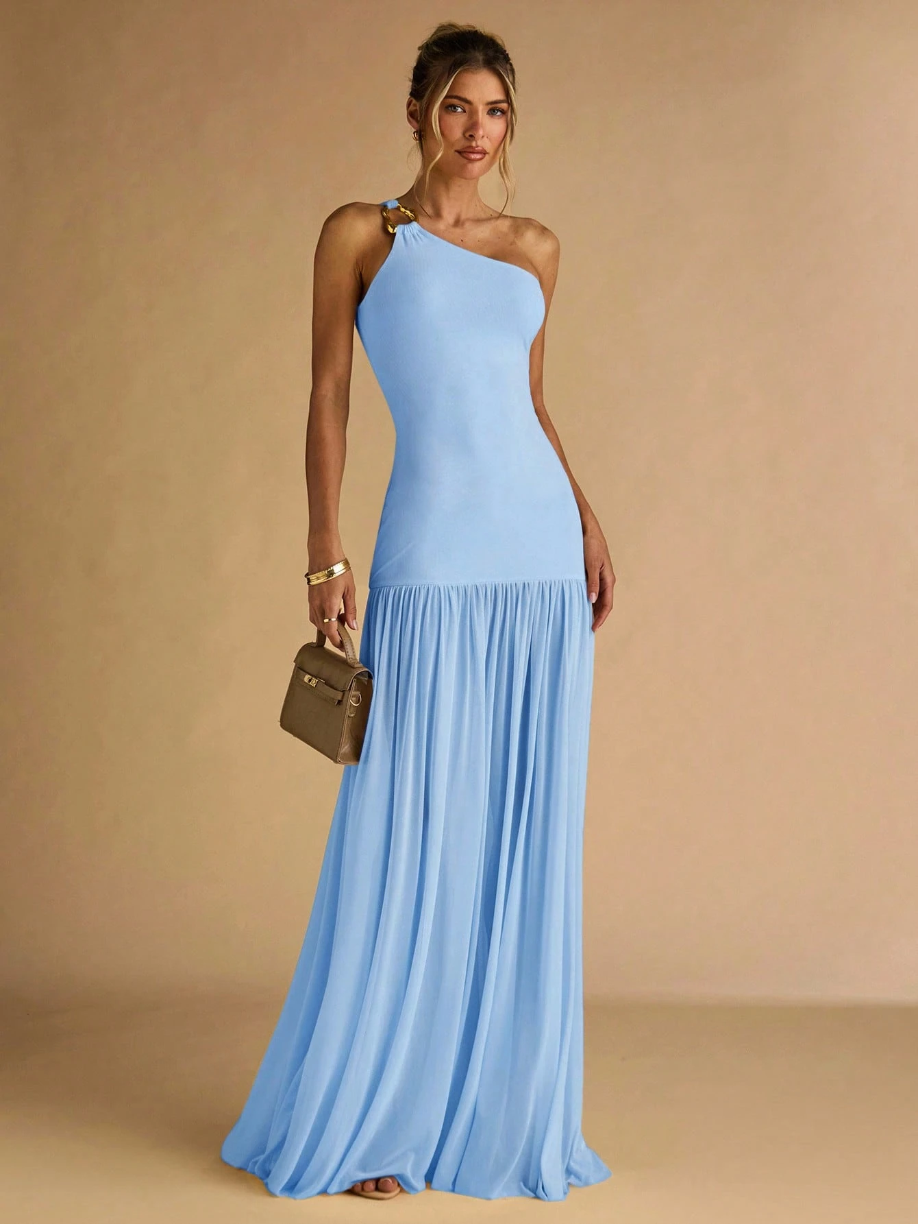 Robe moulante bleu clair pour femme avec épaule asymétrique, boucle métallique