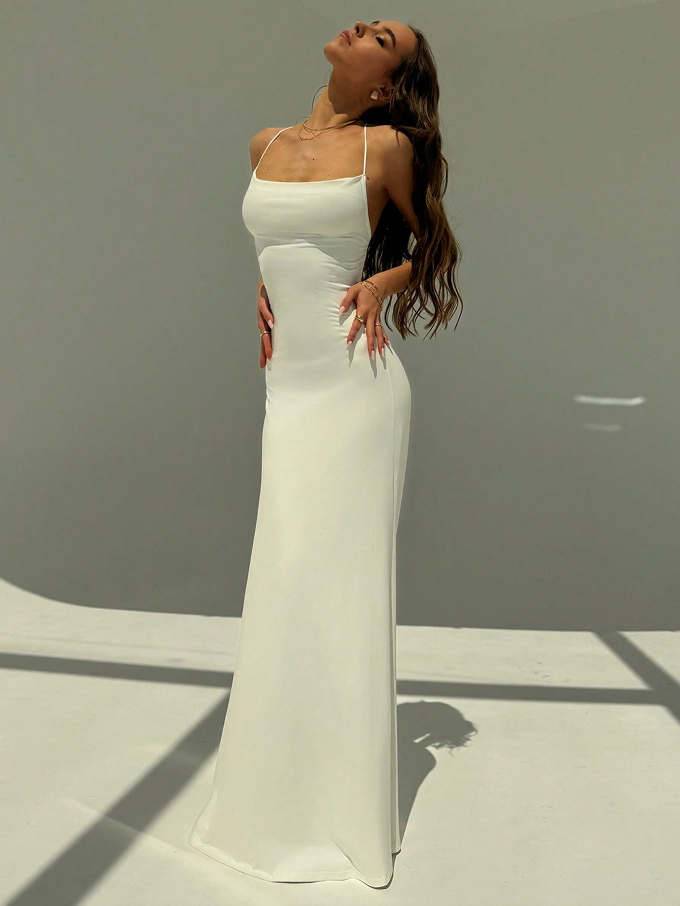 Aloruh Robe longue de bal blanche avec bretelles spaghetti, dos nu, col drapé serré pour — vue 5