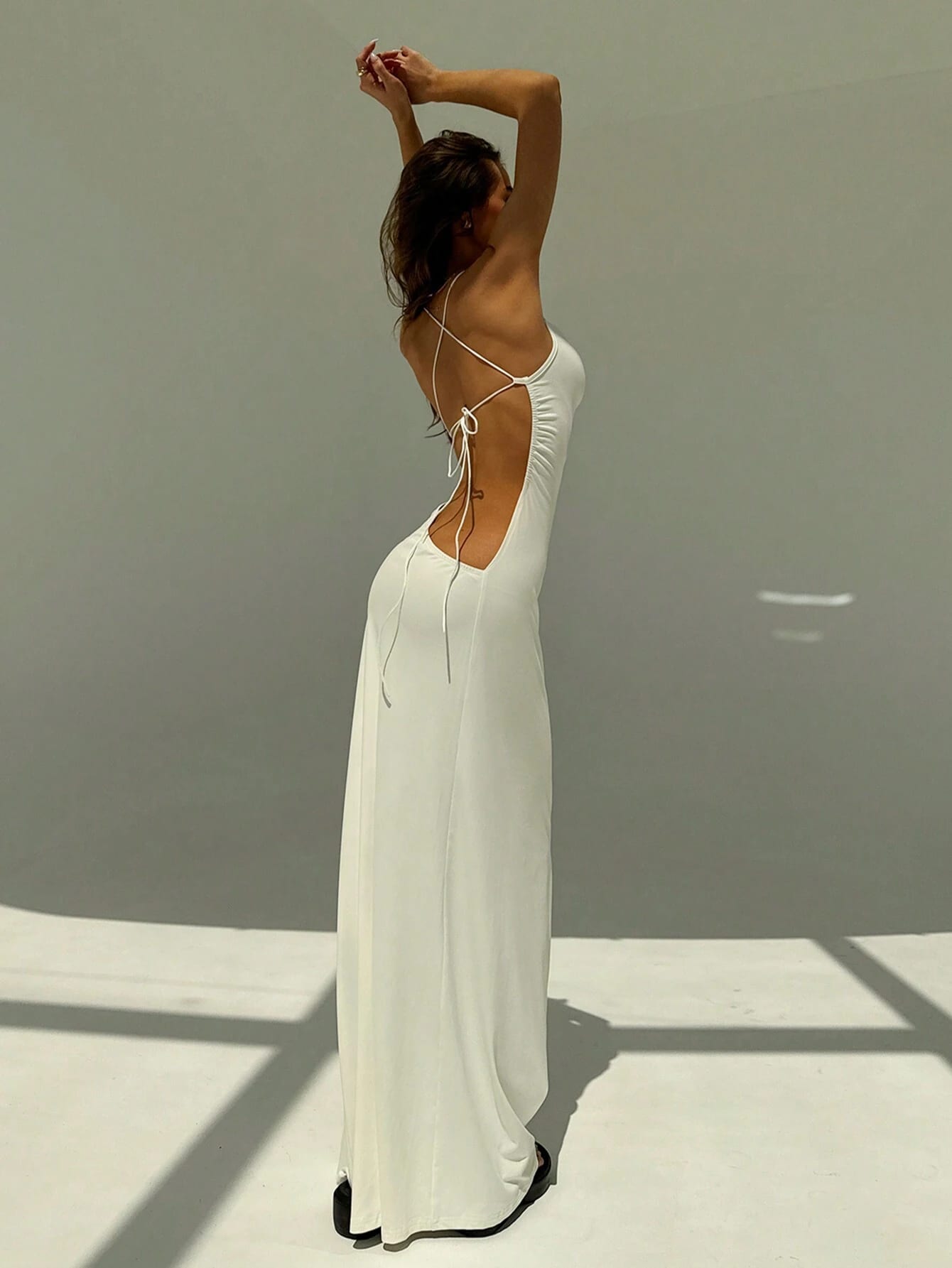 Aloruh Robe longue de bal blanche avec bretelles spaghetti, dos nu, col drapé serré pour
