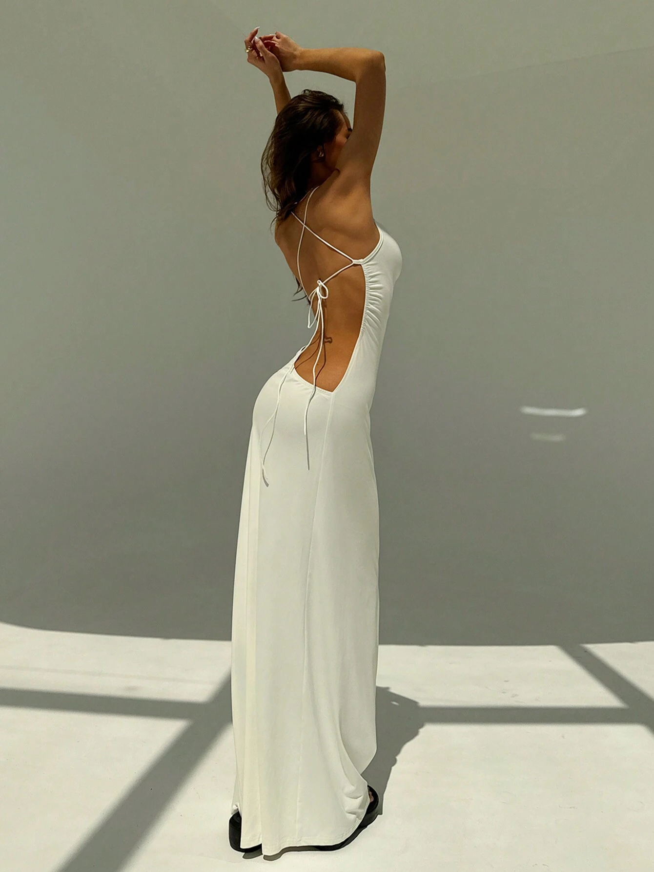 Aloruh Robe longue de bal blanche avec bretelles spaghetti, dos nu, col drapé serré pour