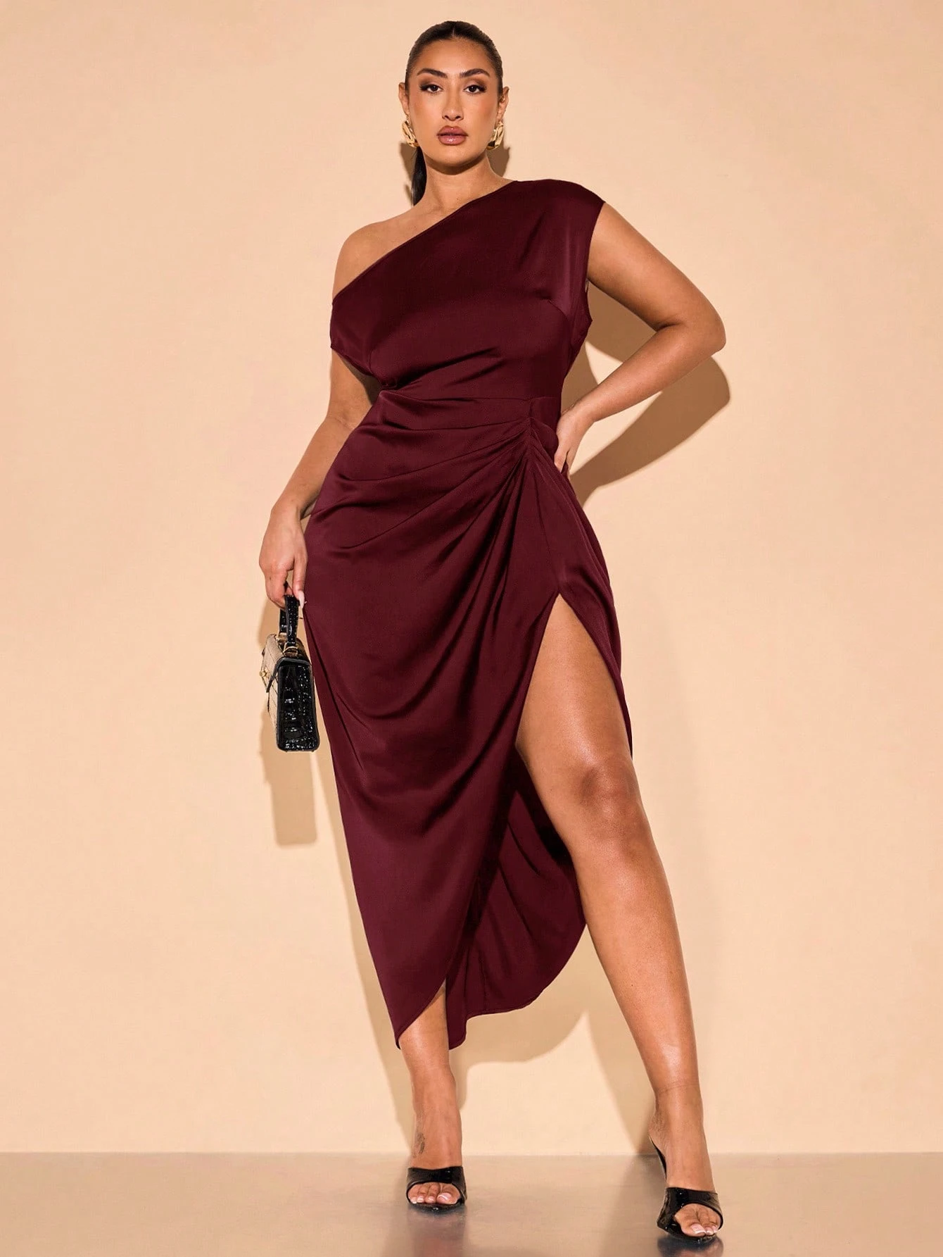 Robe maxi asymétrique en satin noir fendue haute, élégante et sexy, idéale pour
