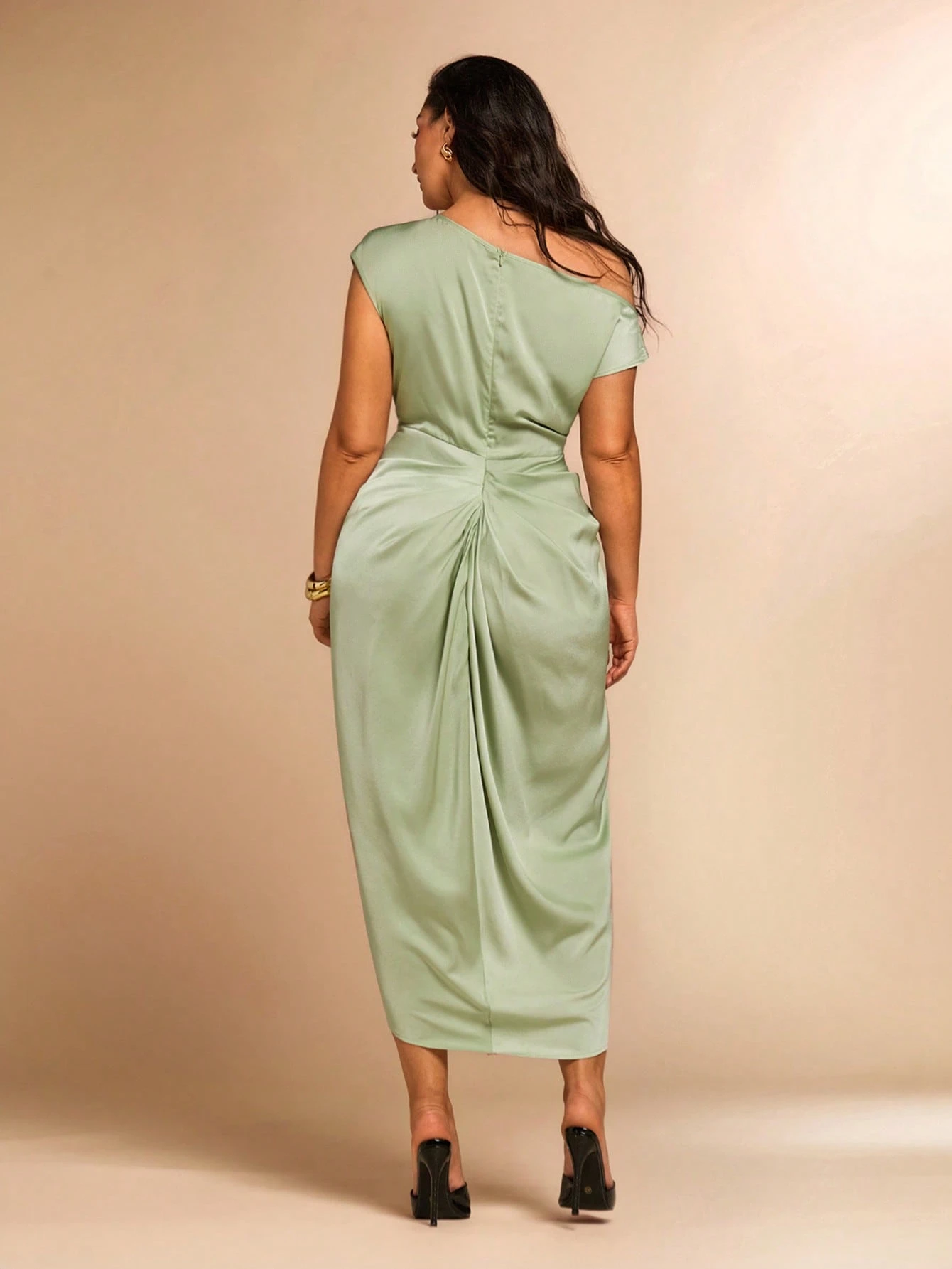 Robe maxi asymétrique en satin noir fendue haute, élégante et sexy, idéale pour — vue 12