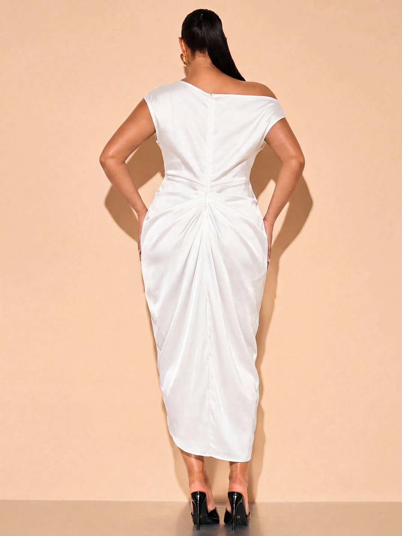 Robe maxi asymétrique en satin noir fendue haute, élégante et sexy, idéale pour — vue 11
