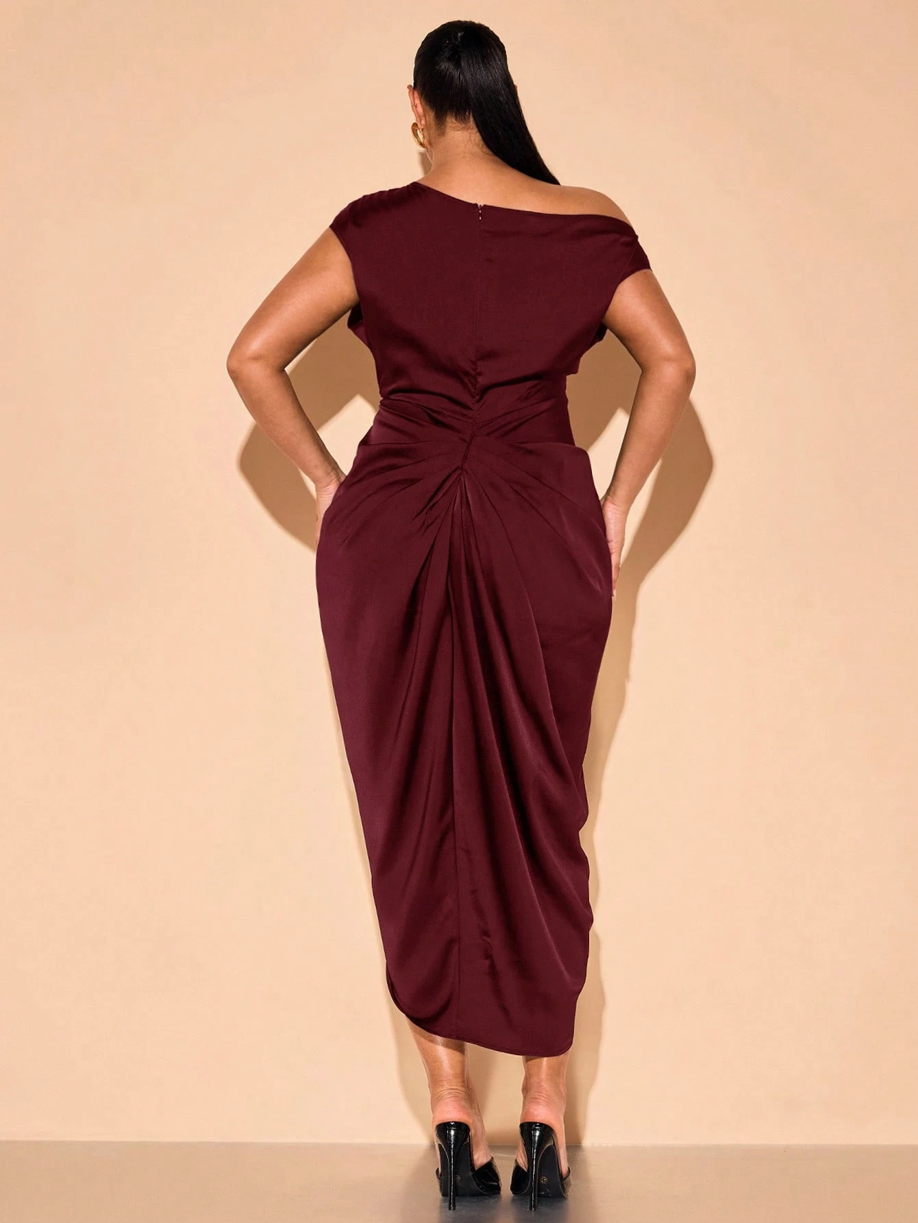 Robe maxi asymétrique en satin noir fendue haute, élégante et sexy, idéale pour — vue 8