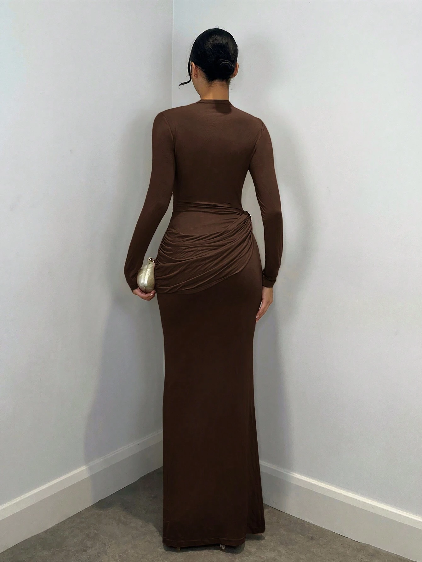 Robe longue élégante pour femme avec décoration métallique, convenant pour les — vue 9