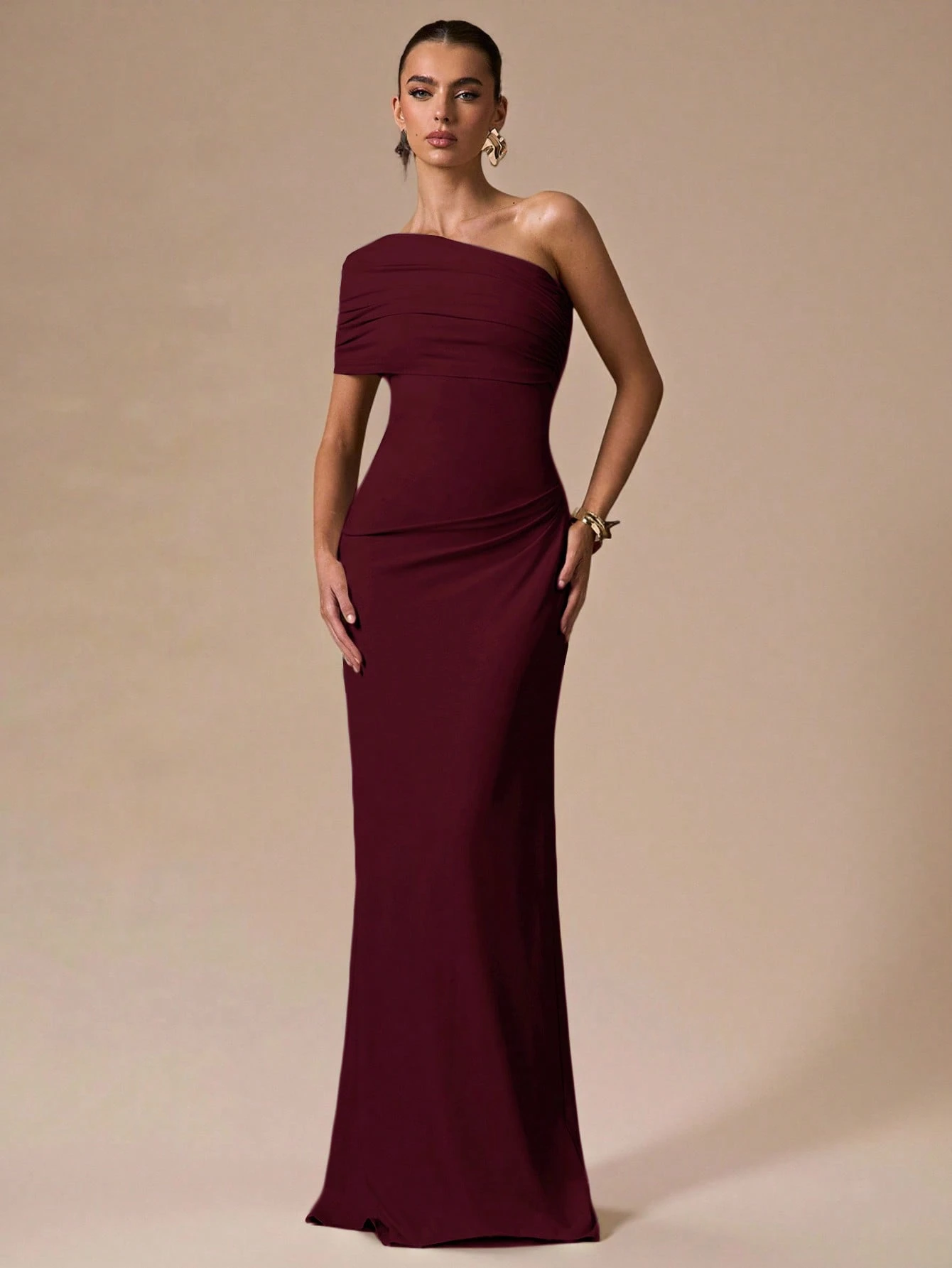 Robe moulante blanche asymétrique froncée, robe longue élégante et formelle — vue 4