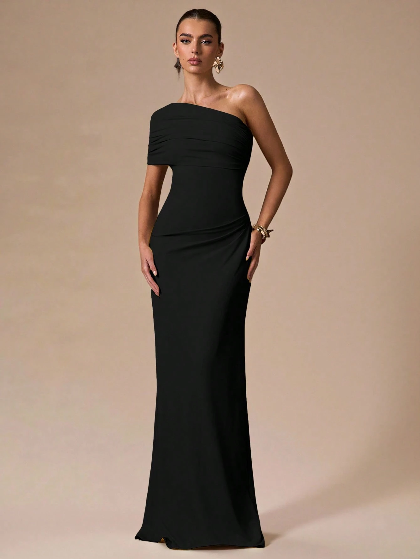 Robe moulante blanche asymétrique froncée, robe longue élégante et formelle — vue 2