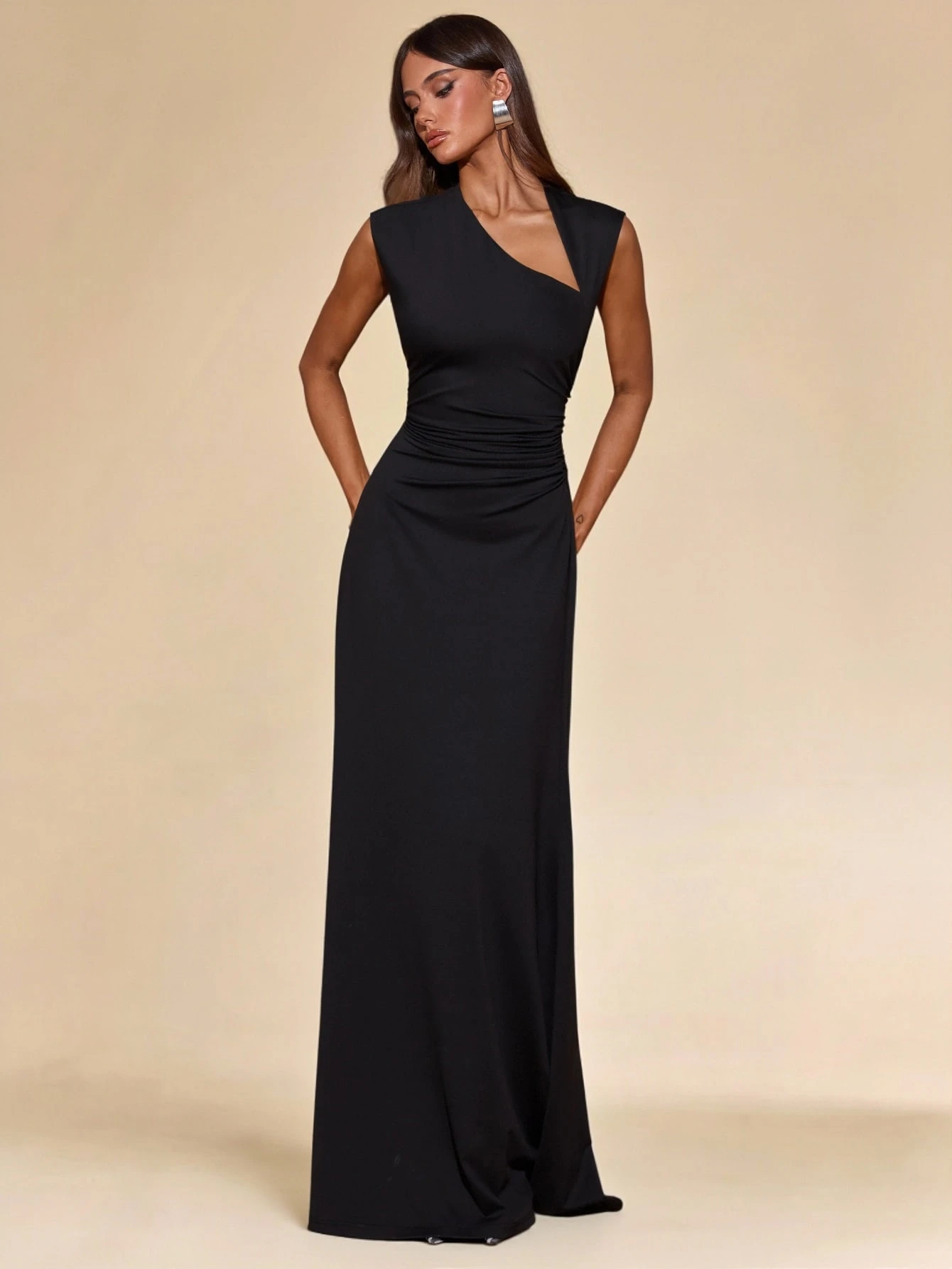 Robe longue tricotée sans manches à col asymétrique de couleur unie pour