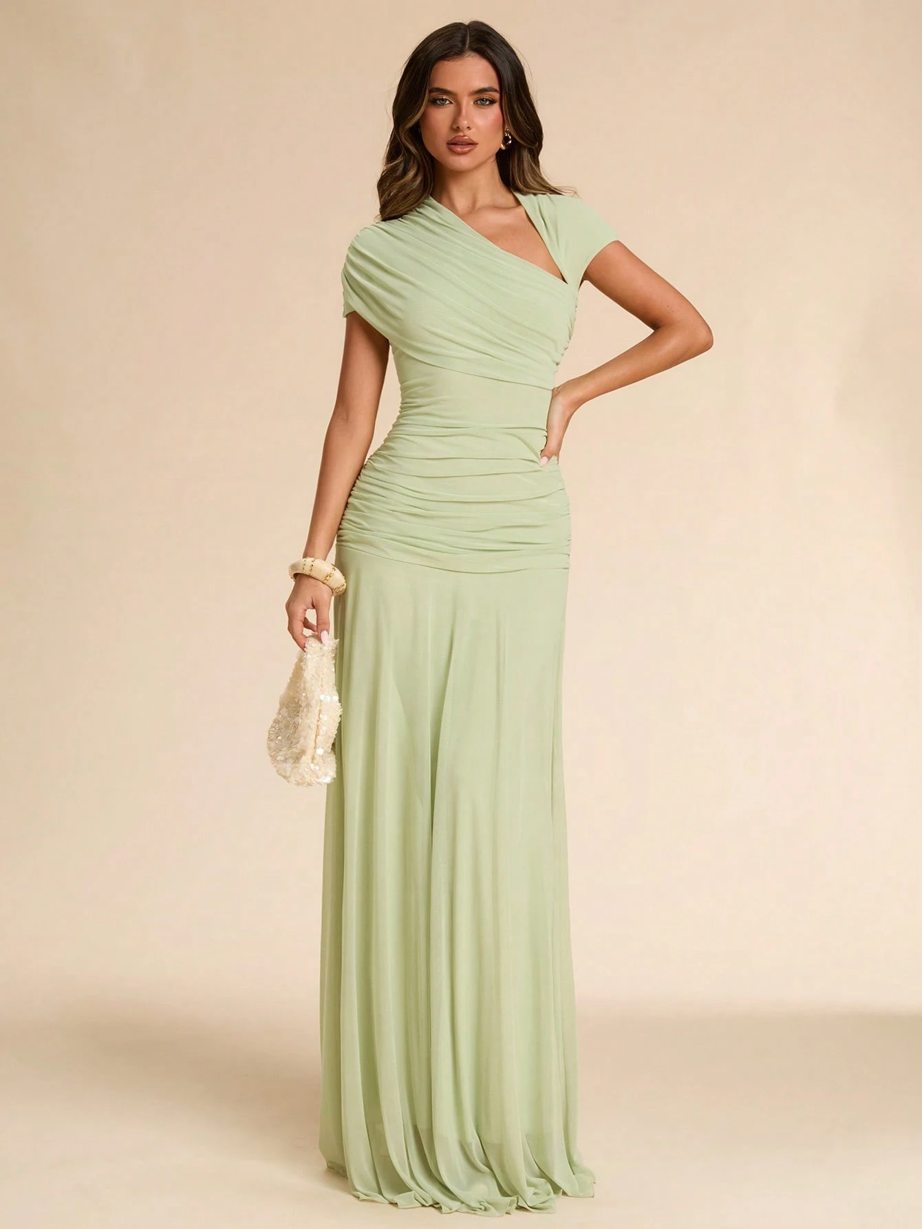 Robe longue asymétrique froncée ajustée, verte, convenant pour une invitée de