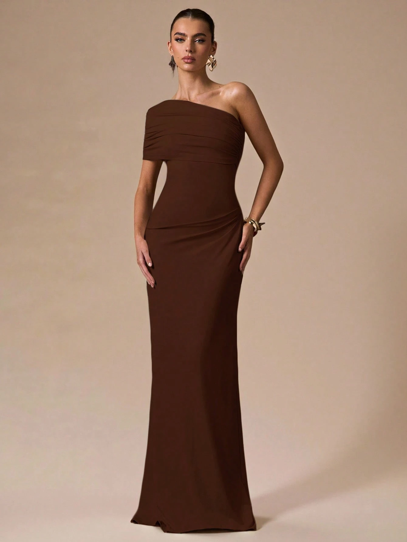 Robe moulante blanche asymétrique froncée, robe longue élégante et formelle — vue 3