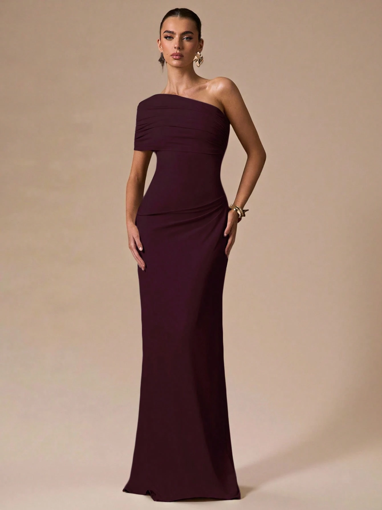 Robe moulante blanche asymétrique froncée, robe longue élégante et formelle — vue 5