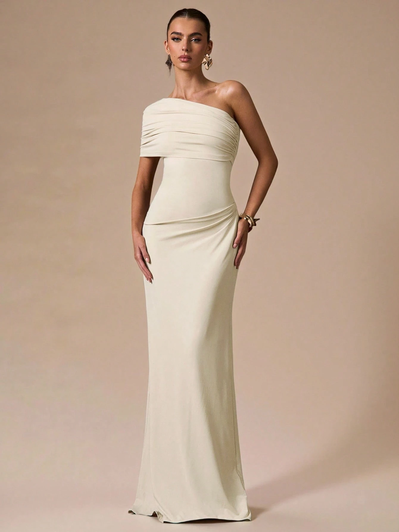 Robe moulante blanche asymétrique froncée, robe longue élégante et formelle