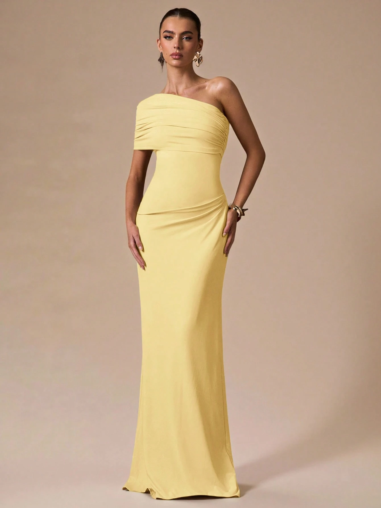 Robe moulante blanche asymétrique froncée, robe longue élégante et formelle — vue 6