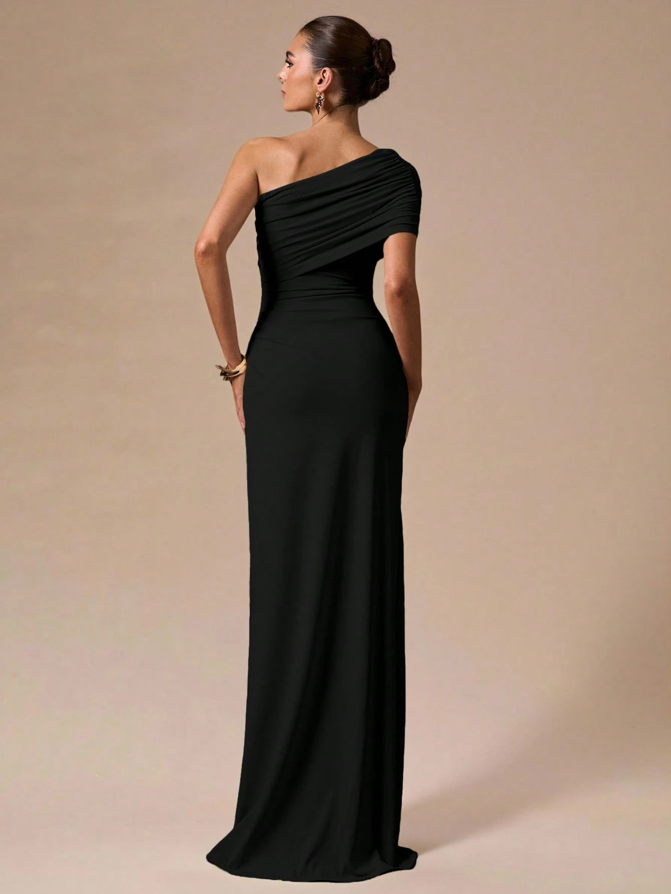 Robe moulante blanche asymétrique froncée, robe longue élégante et formelle — vue 9