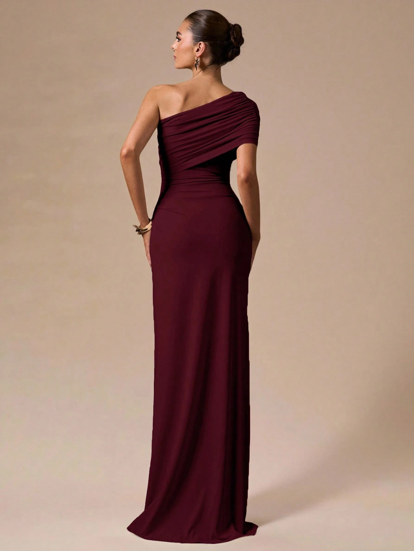 Robe moulante blanche asymétrique froncée, robe longue élégante et formelle — vue 11