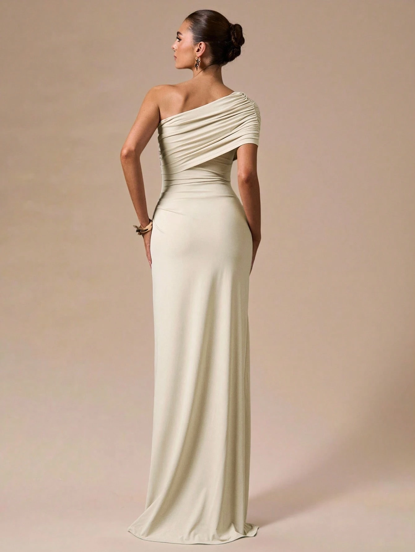 Robe moulante blanche asymétrique froncée, robe longue élégante et formelle — vue 8