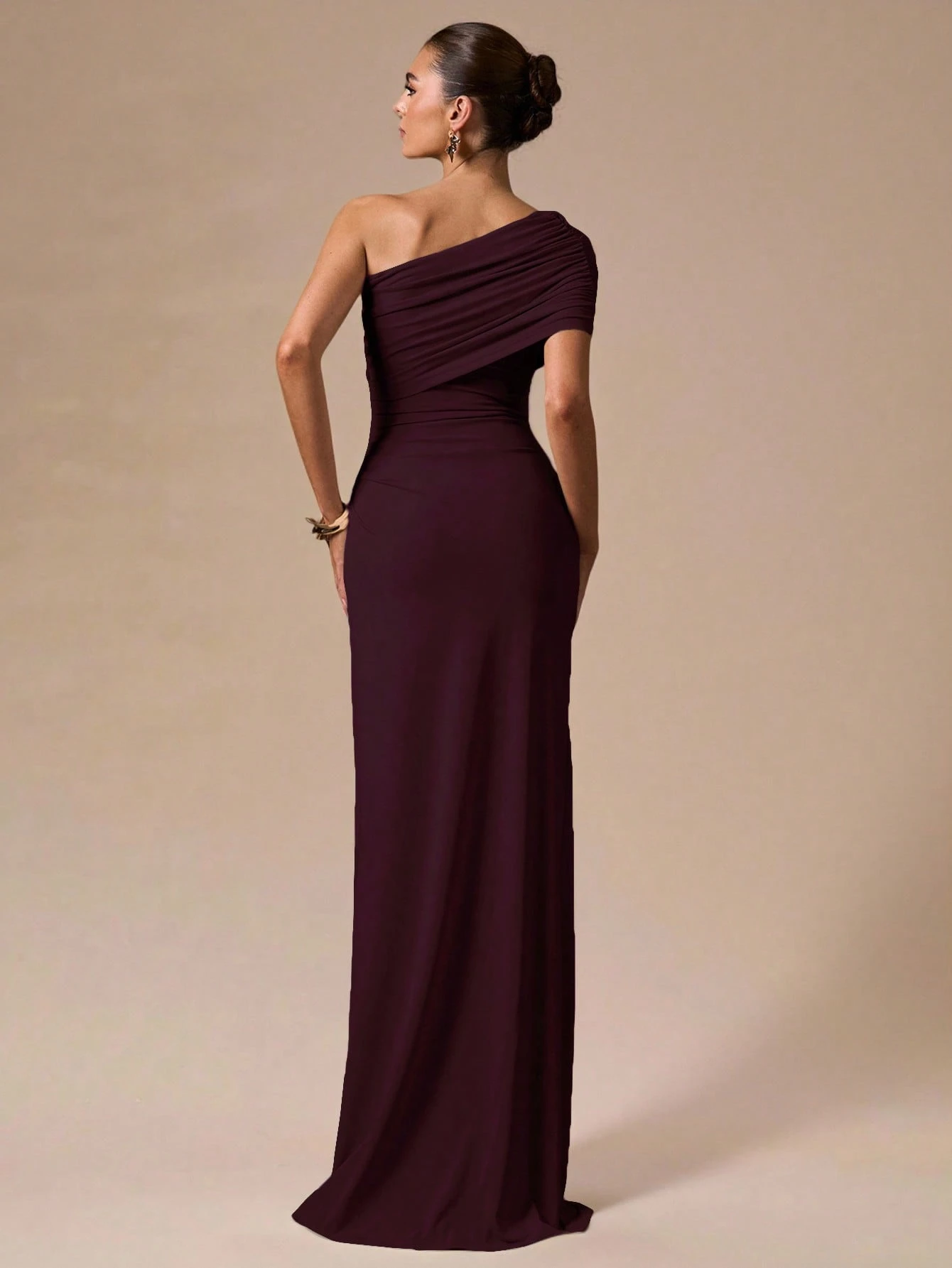 Robe moulante blanche asymétrique froncée, robe longue élégante et formelle — vue 12