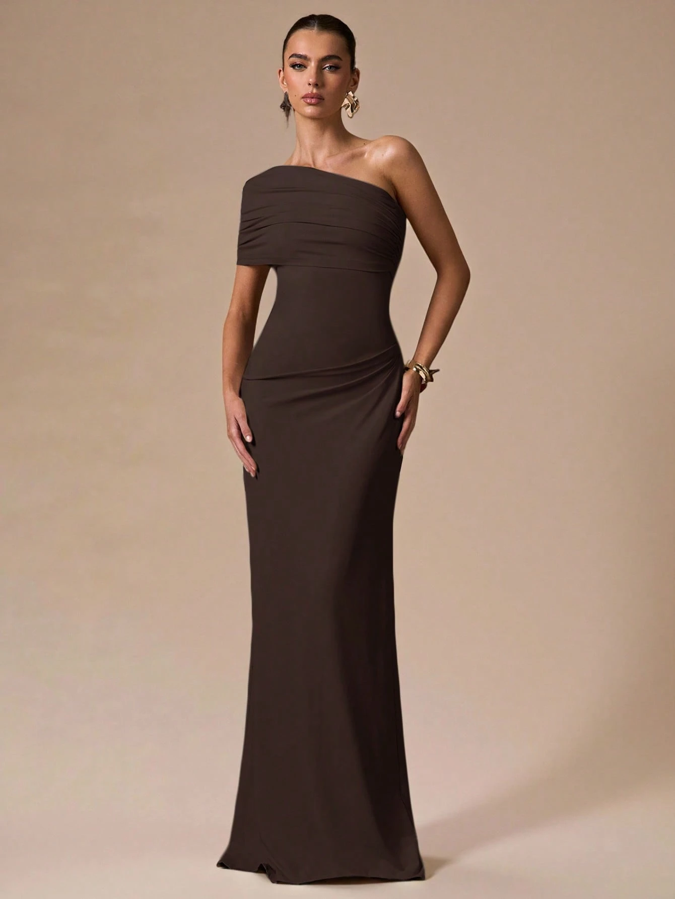 Robe moulante blanche asymétrique froncée, robe longue élégante et formelle — vue 7