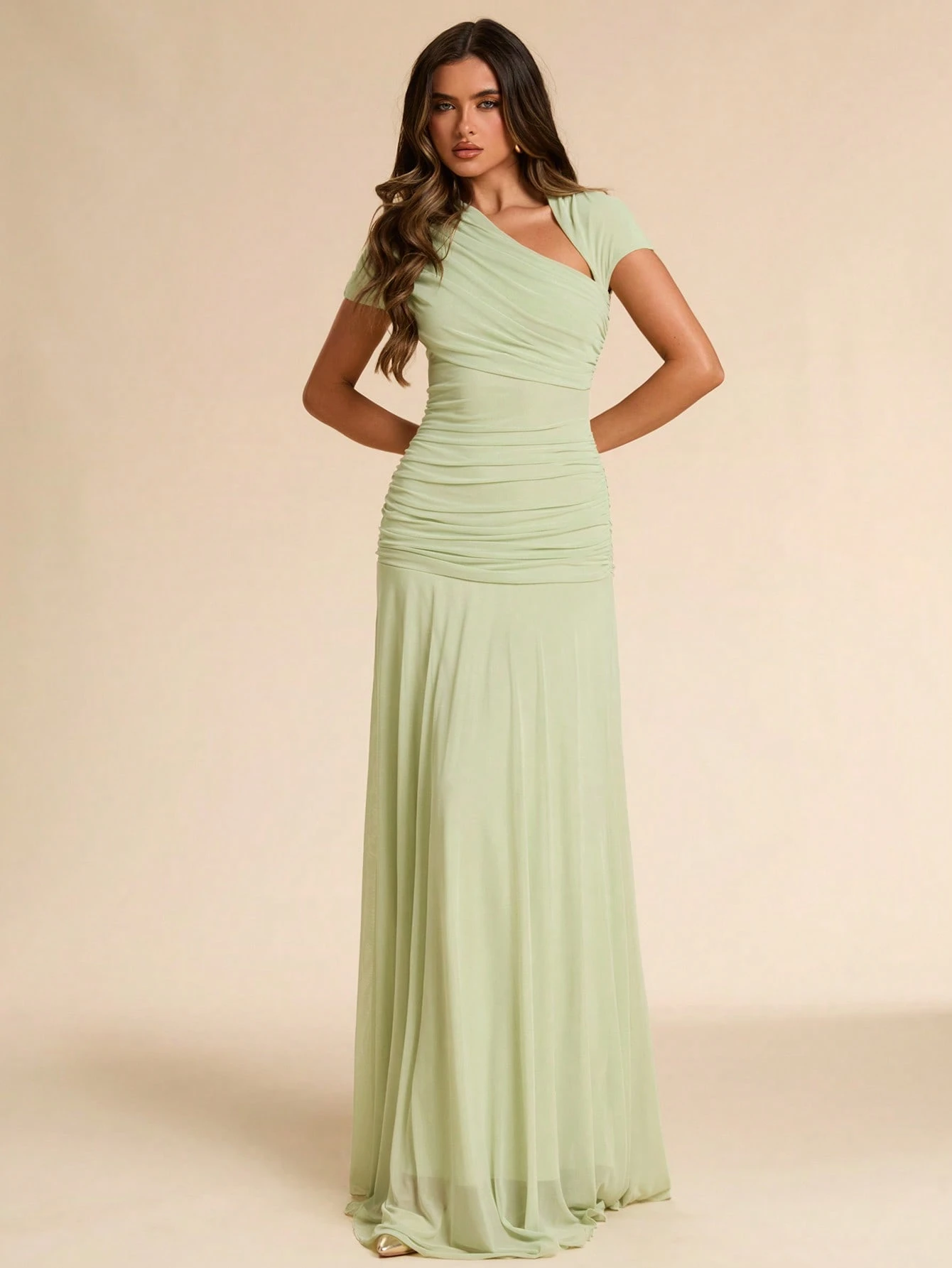 Robe longue asymétrique froncée ajustée, verte, convenant pour une invitée de — vue 7