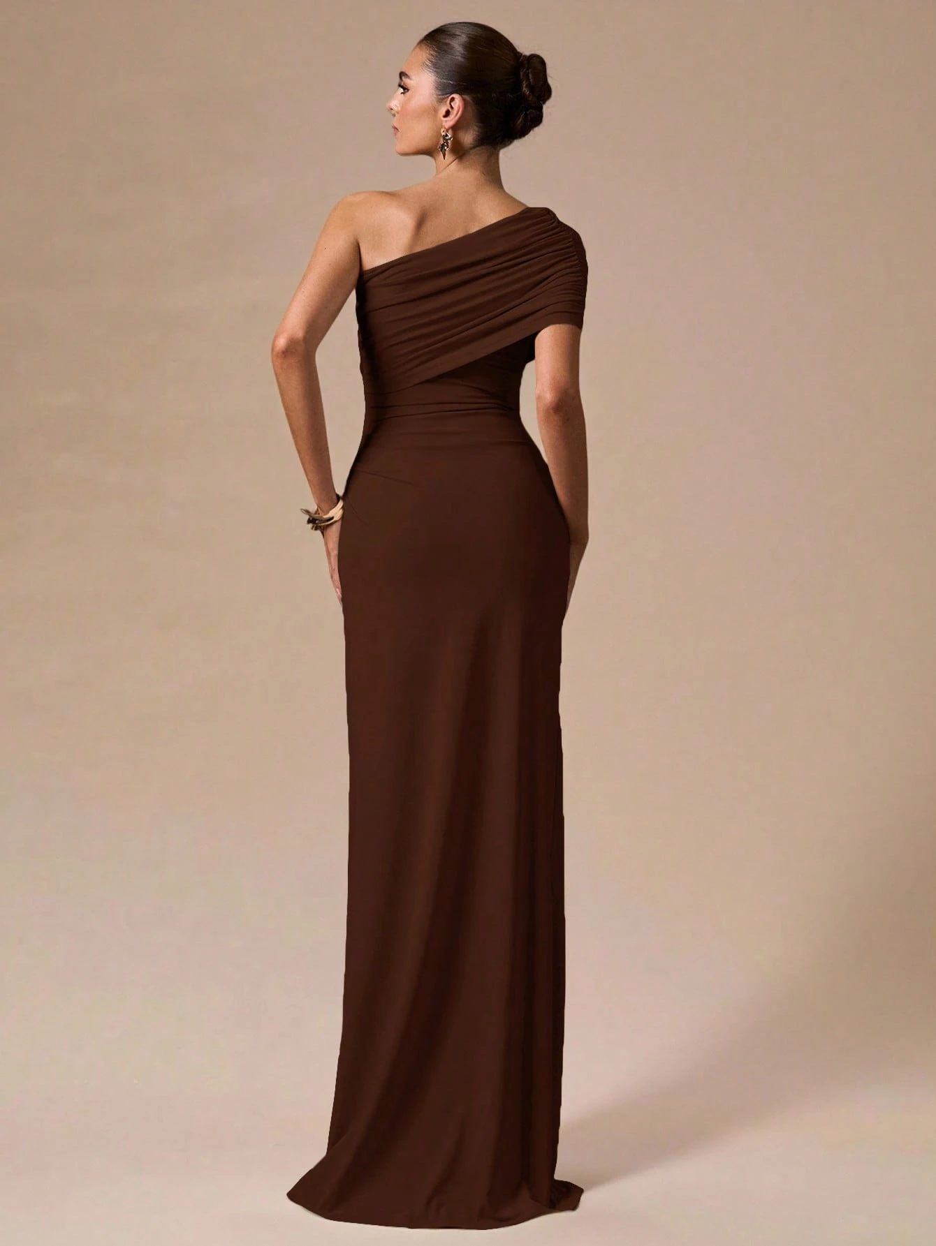 Robe moulante blanche asymétrique froncée, robe longue élégante et formelle — vue 10
