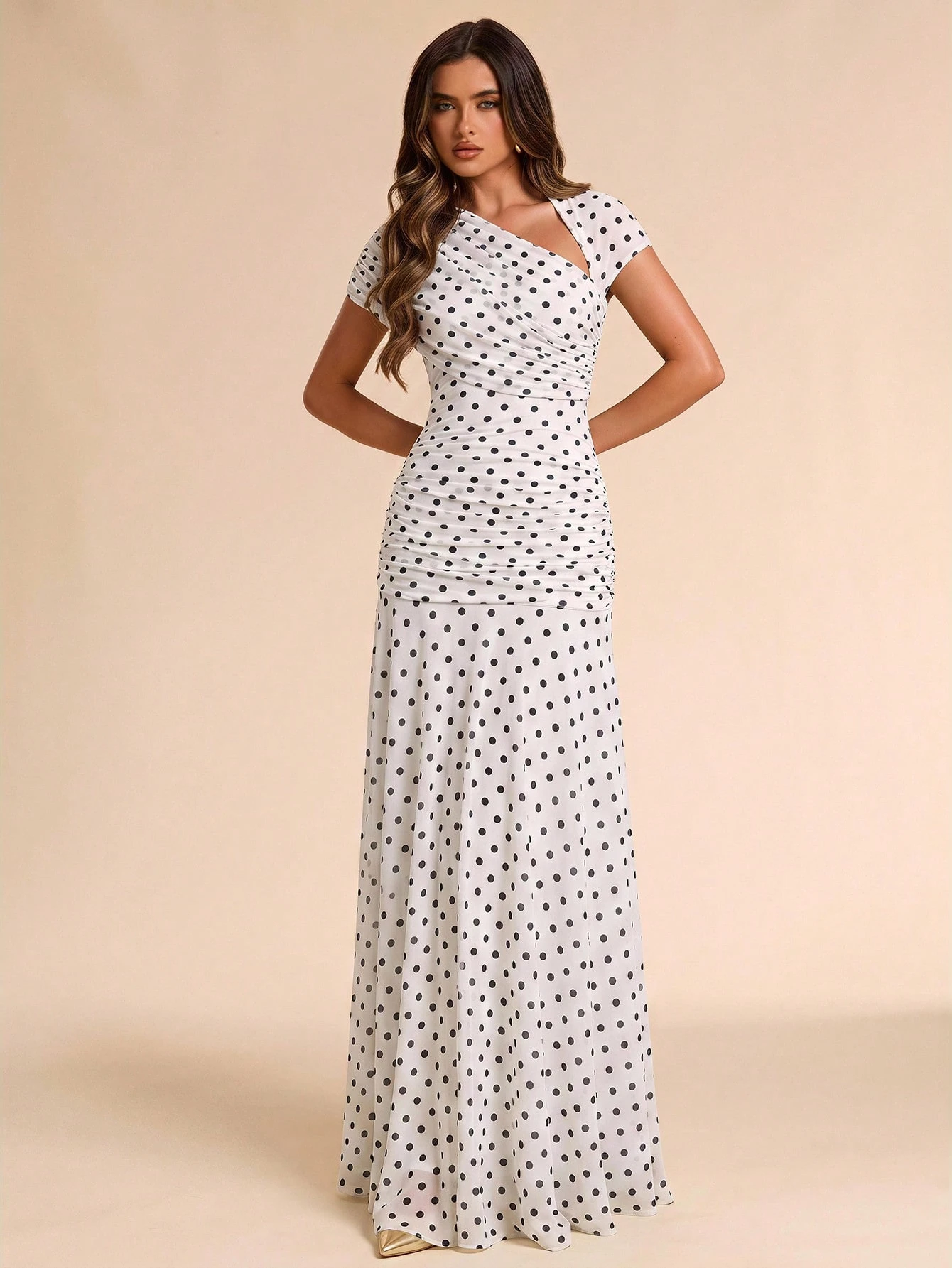 Robe longue asymétrique froncée ajustée, verte, convenant pour une invitée de — vue 8