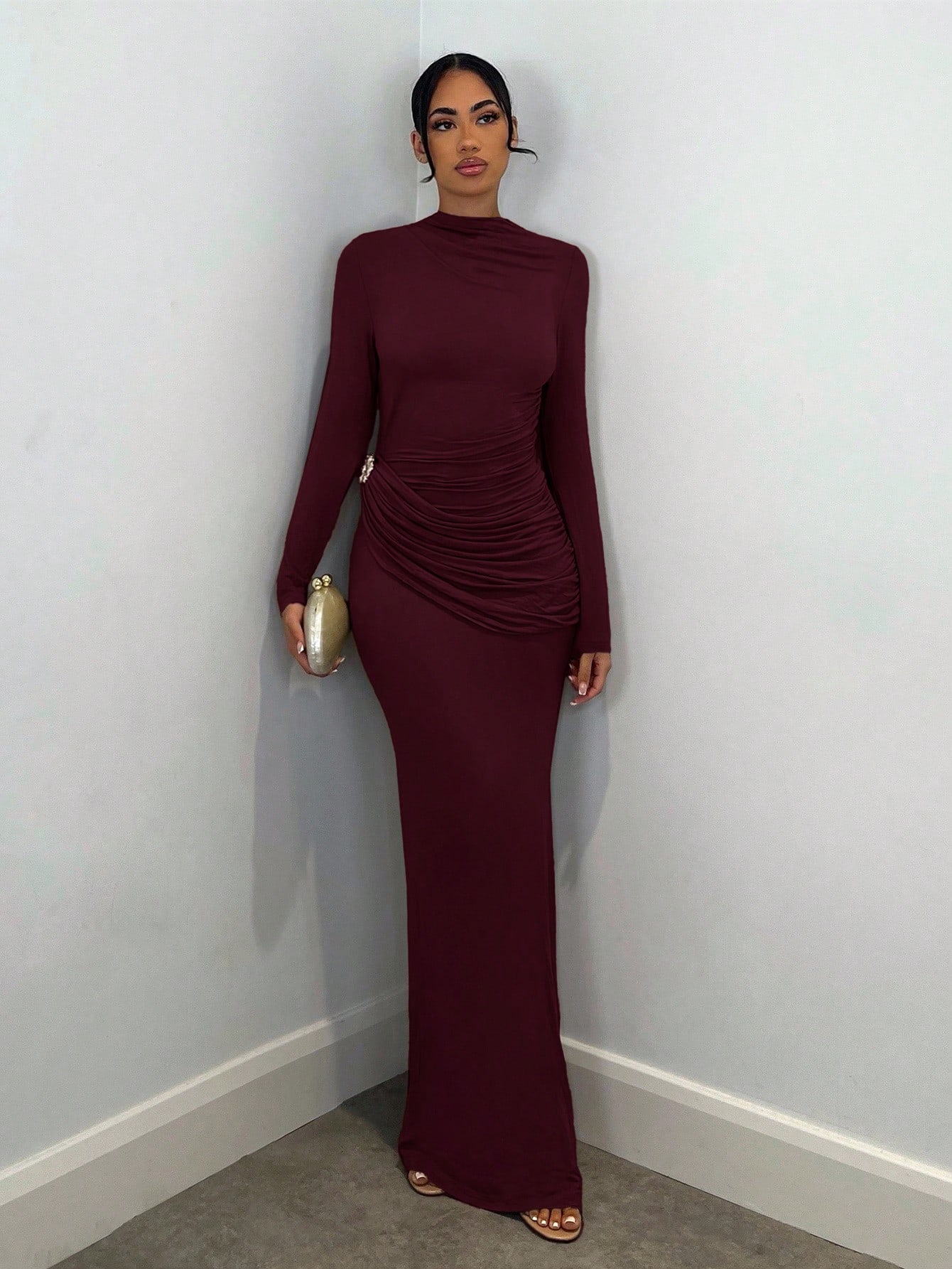 Robe longue élégante pour femme avec décoration métallique, convient pour les — vue 4