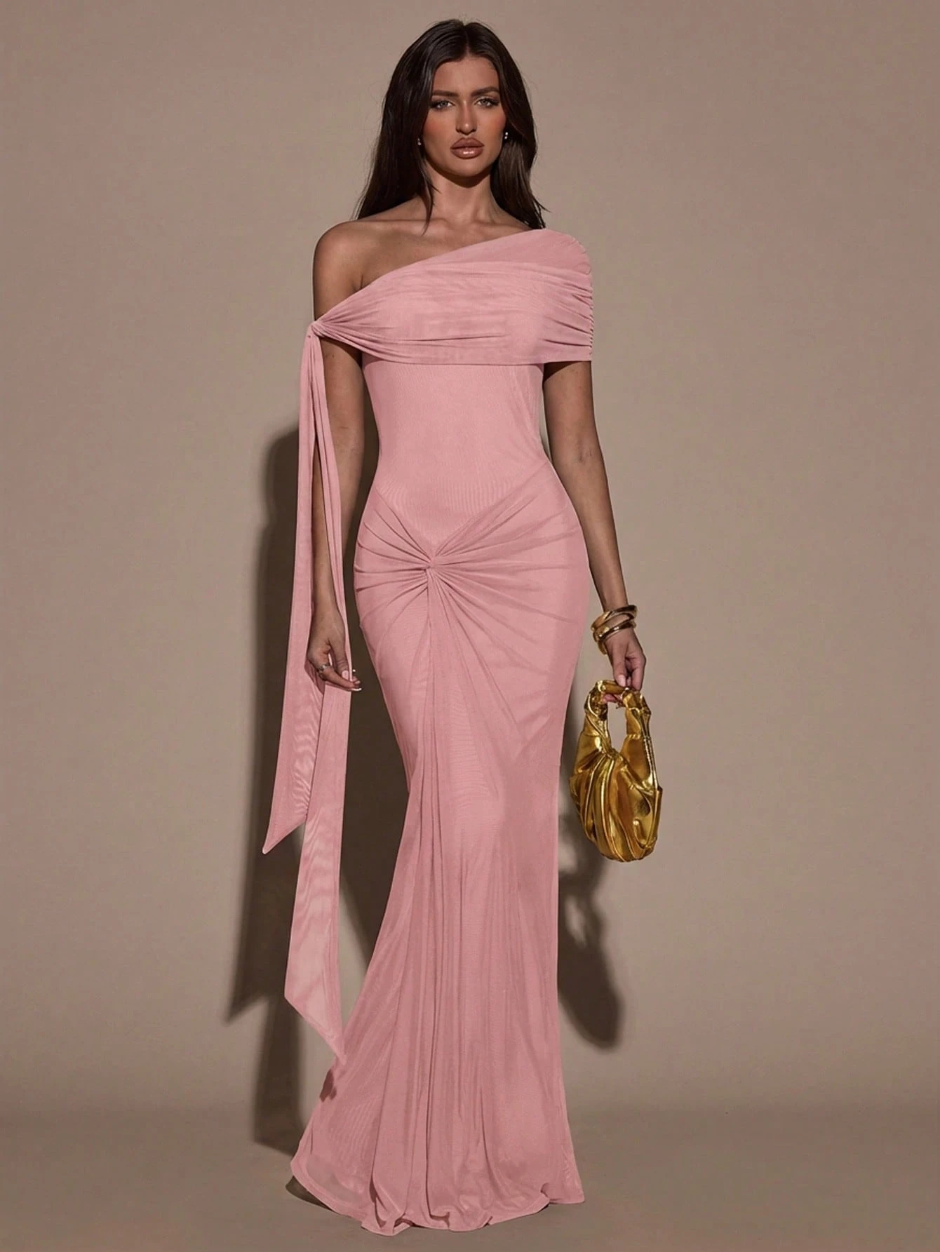 Robe élégante ajustée avec design de torsion à l'épaule et ourlet en queue de — vue 6