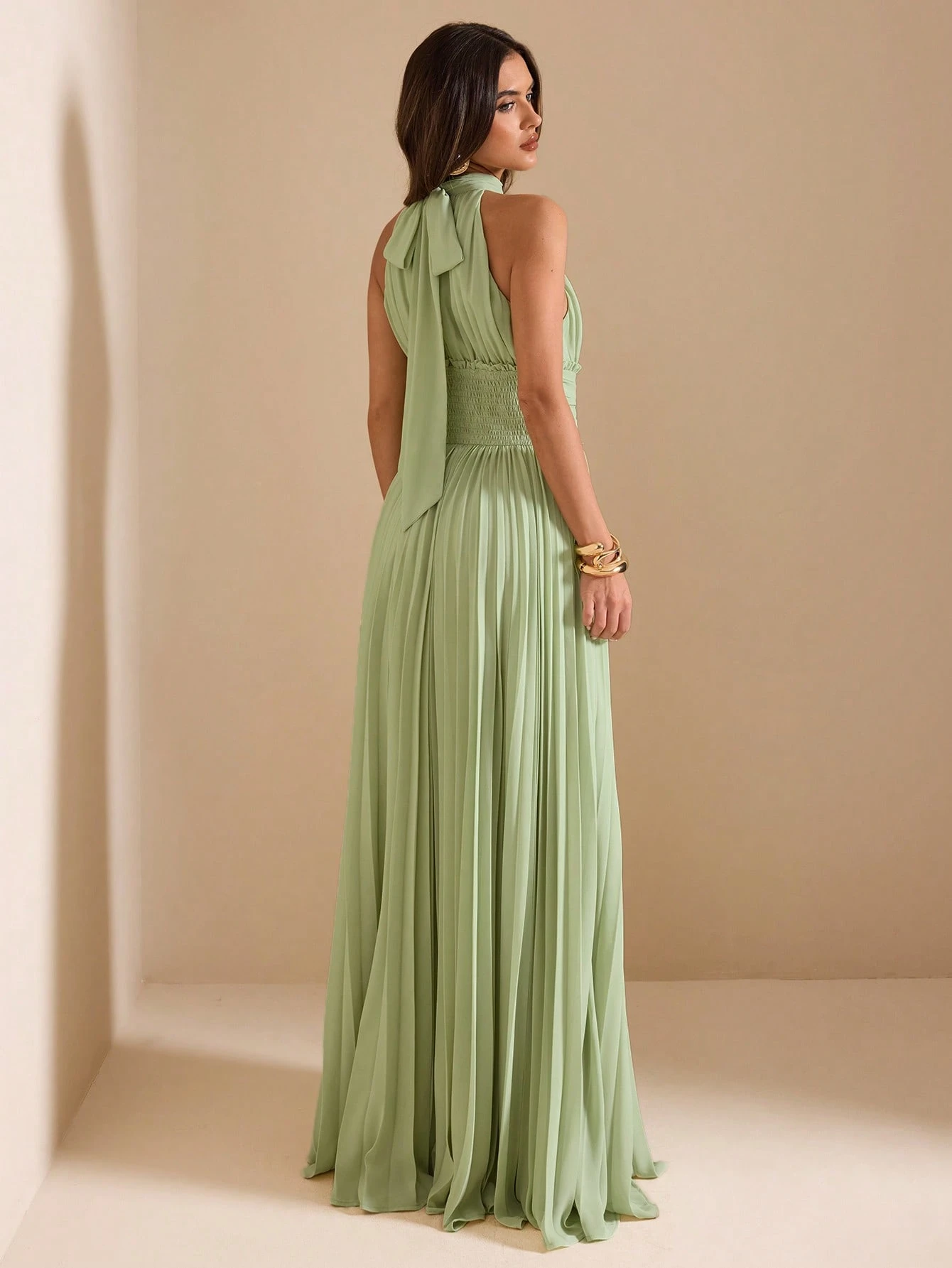 Robe mi-longue verte à col licou, taille froncée et plissée avec lien, style — vue 3