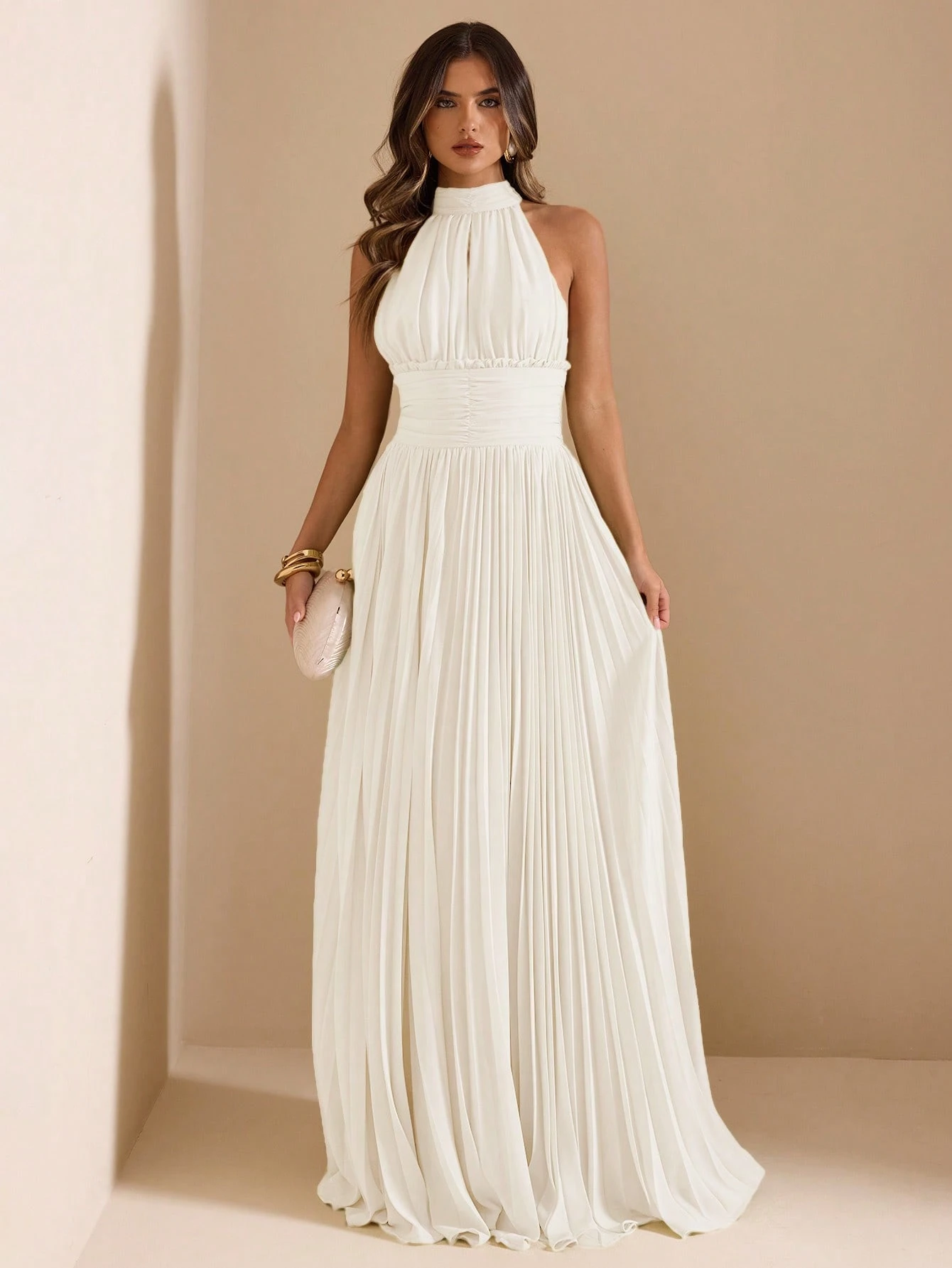 Robe mi-longue verte à col licou, taille froncée et plissée avec lien, style
