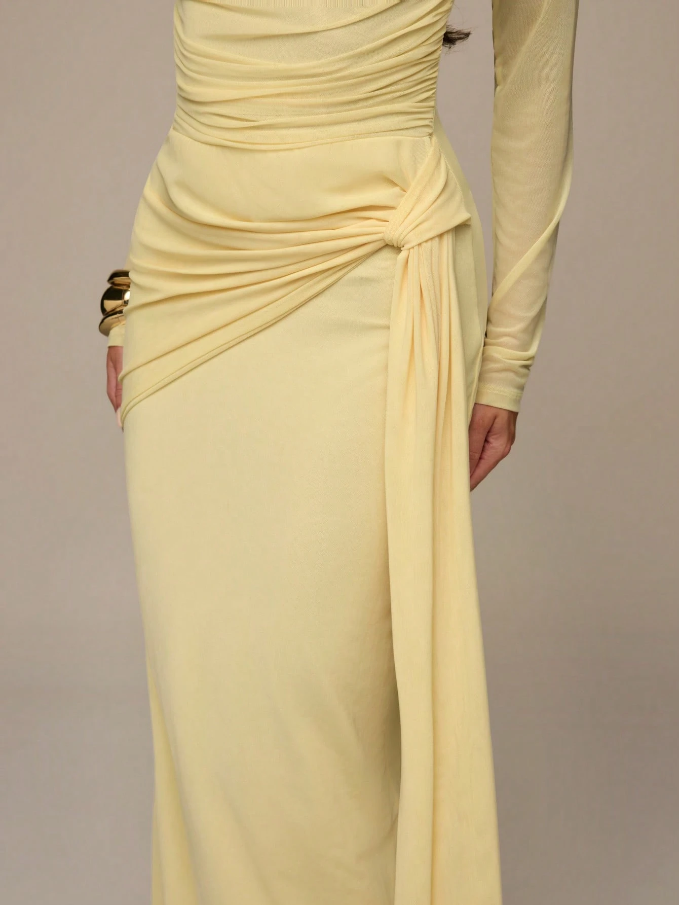 Robe jaune à manches longues, col rond, nœud devant et fronces pour femmes — vue 5