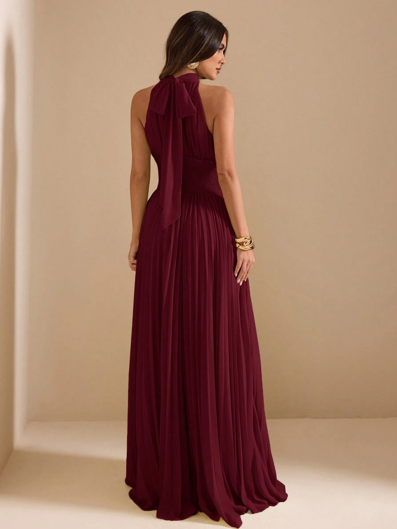 Robe mi-longue verte à col licou, taille froncée et plissée avec lien, style — vue 9