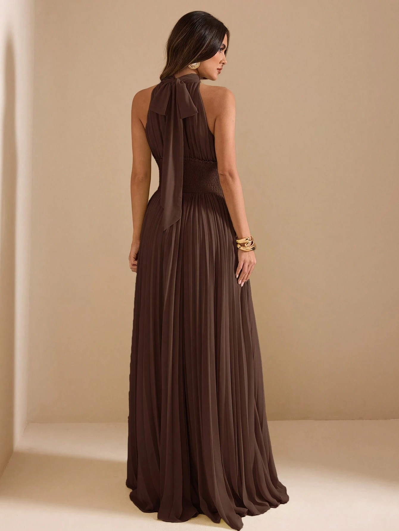 Robe mi-longue verte à col licou, taille froncée et plissée avec lien, style — vue 12