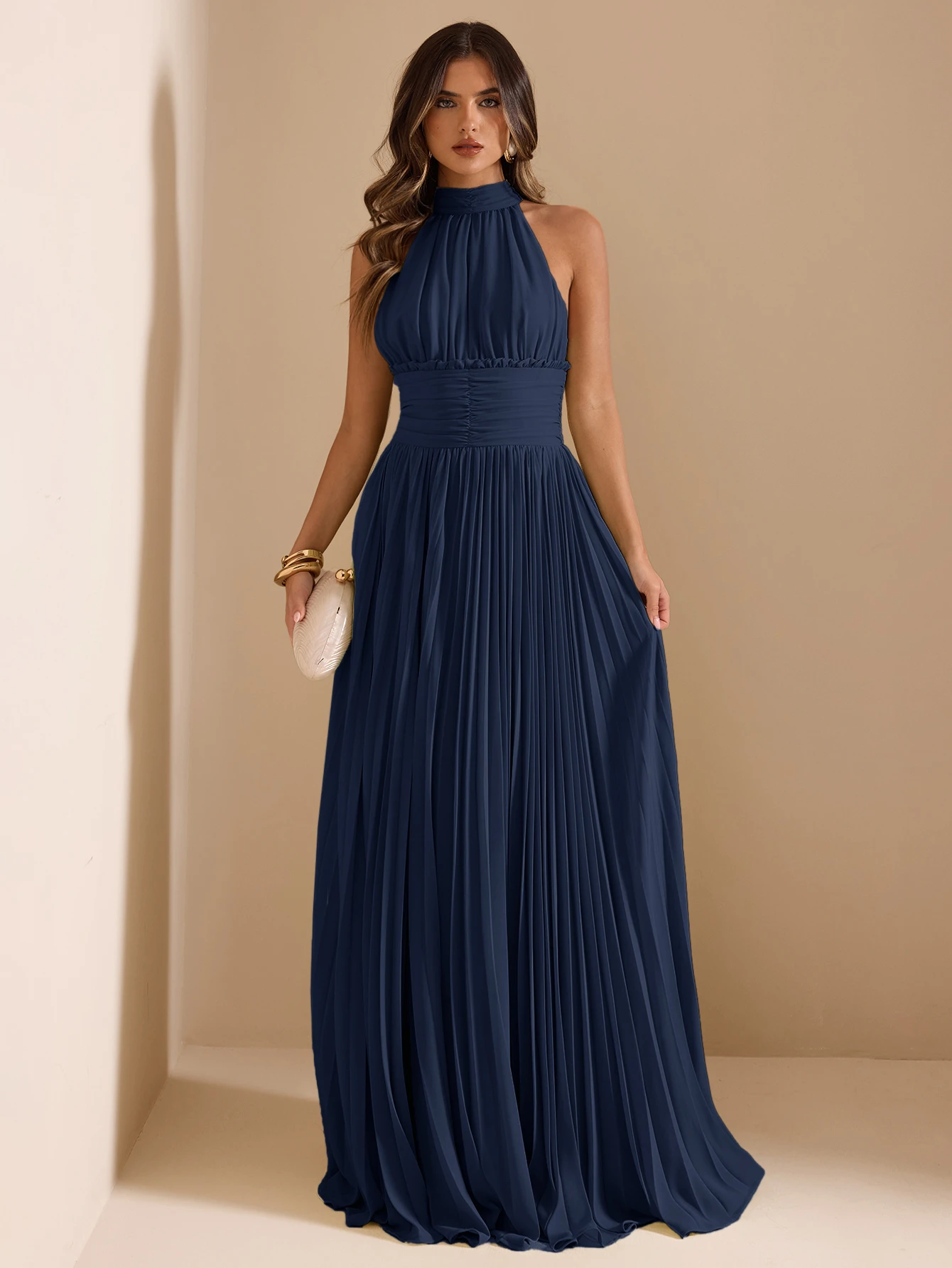 Robe mi-longue verte à col licou, taille froncée et plissée avec lien, style — vue 7