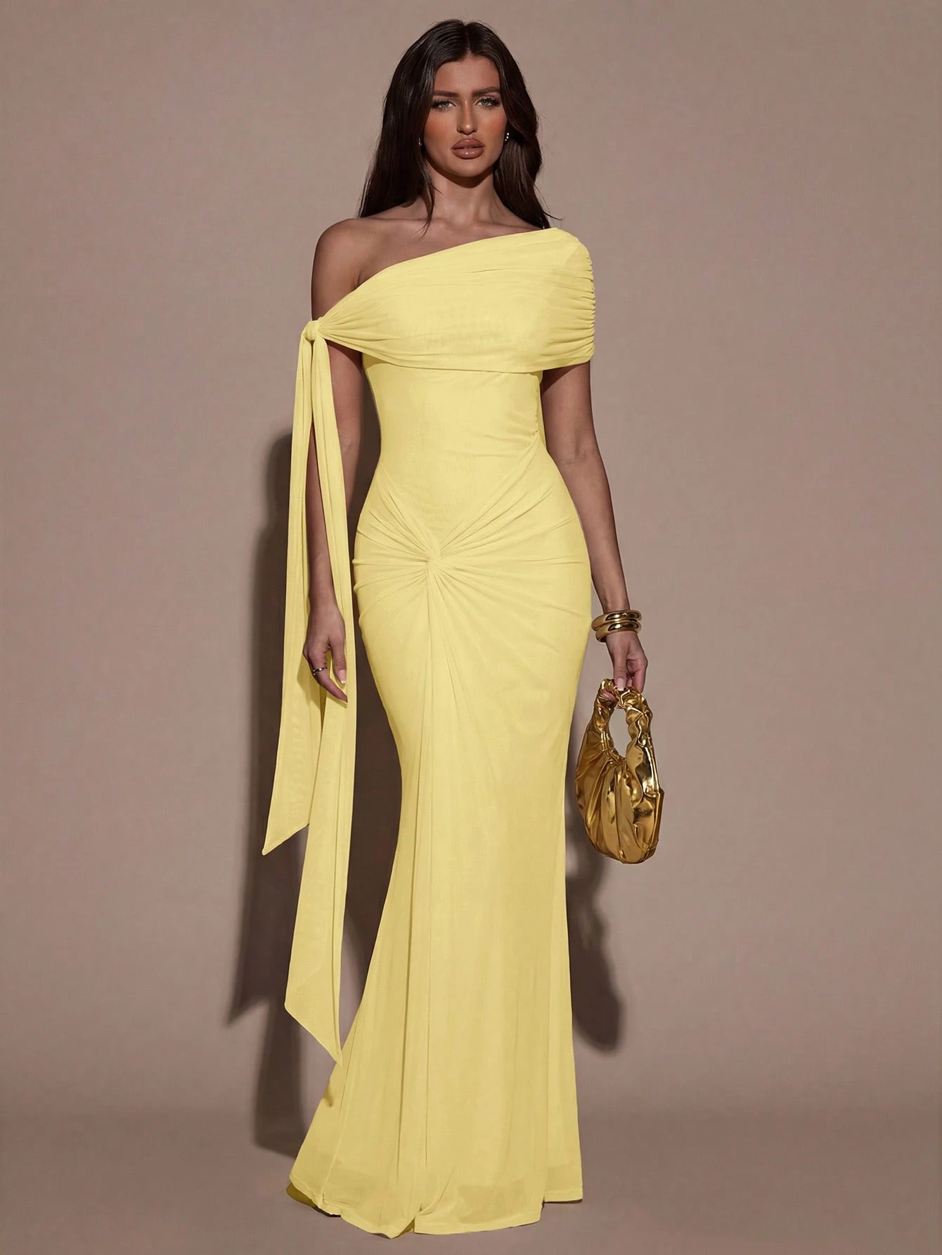 Robe élégante ajustée avec design de torsion à l'épaule et ourlet en queue de — vue 10