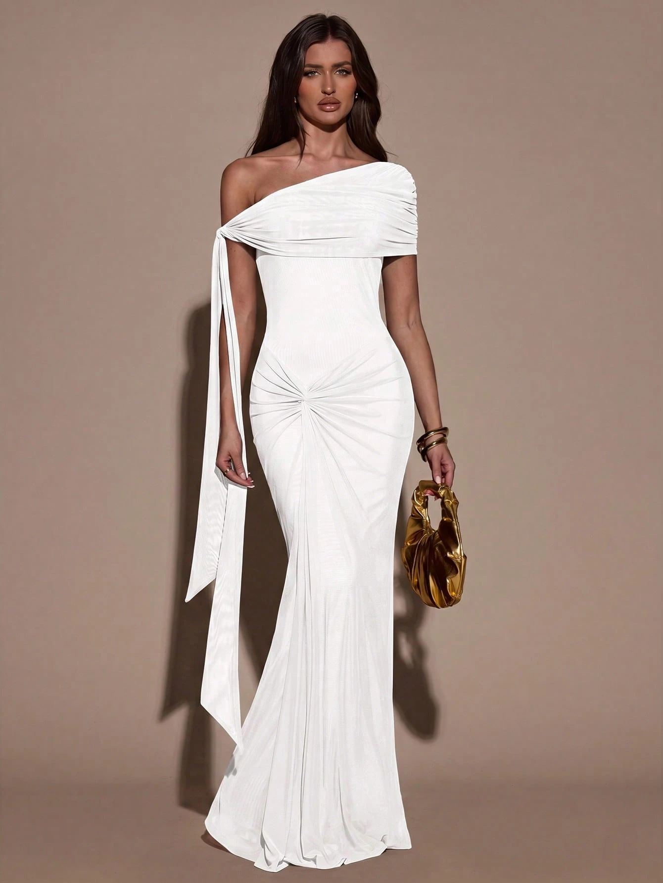 Robe élégante ajustée avec design de torsion à l'épaule et ourlet en queue de — vue 9