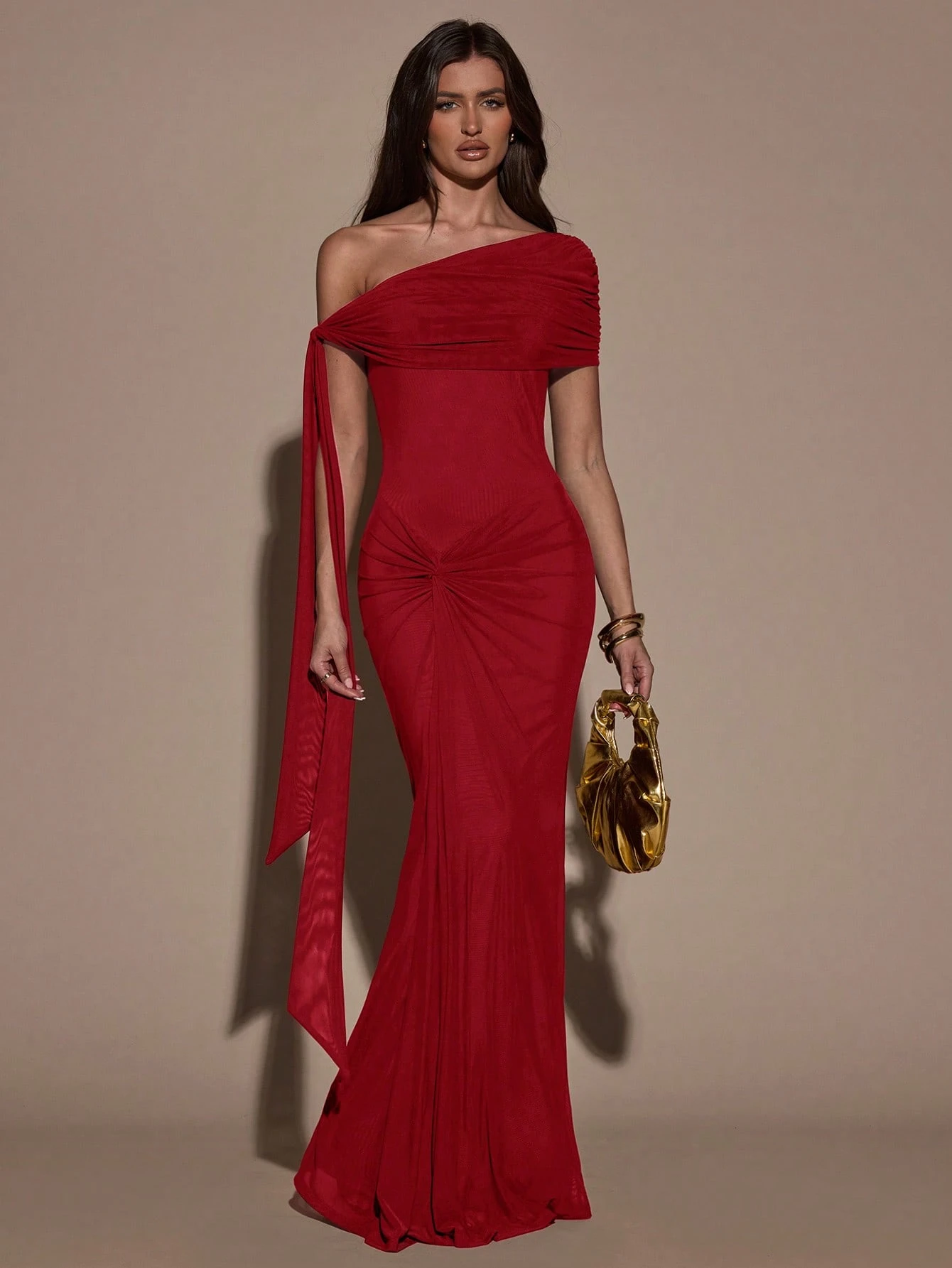 Robe élégante ajustée avec design de torsion à l'épaule et ourlet en queue de — vue 8