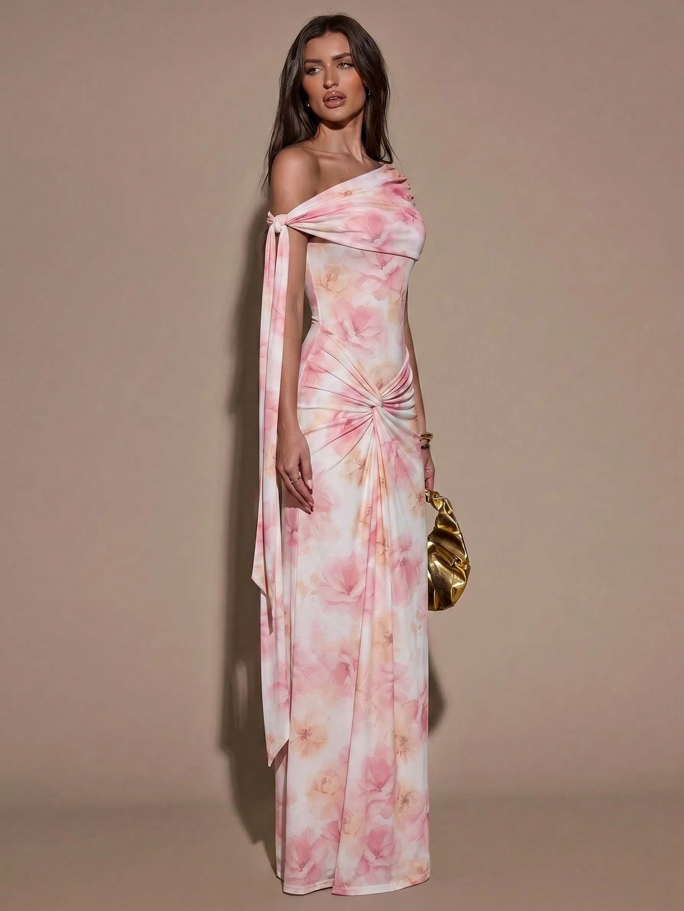 Robe élégante ajustée avec design de torsion à l'épaule et ourlet en queue de — vue 14