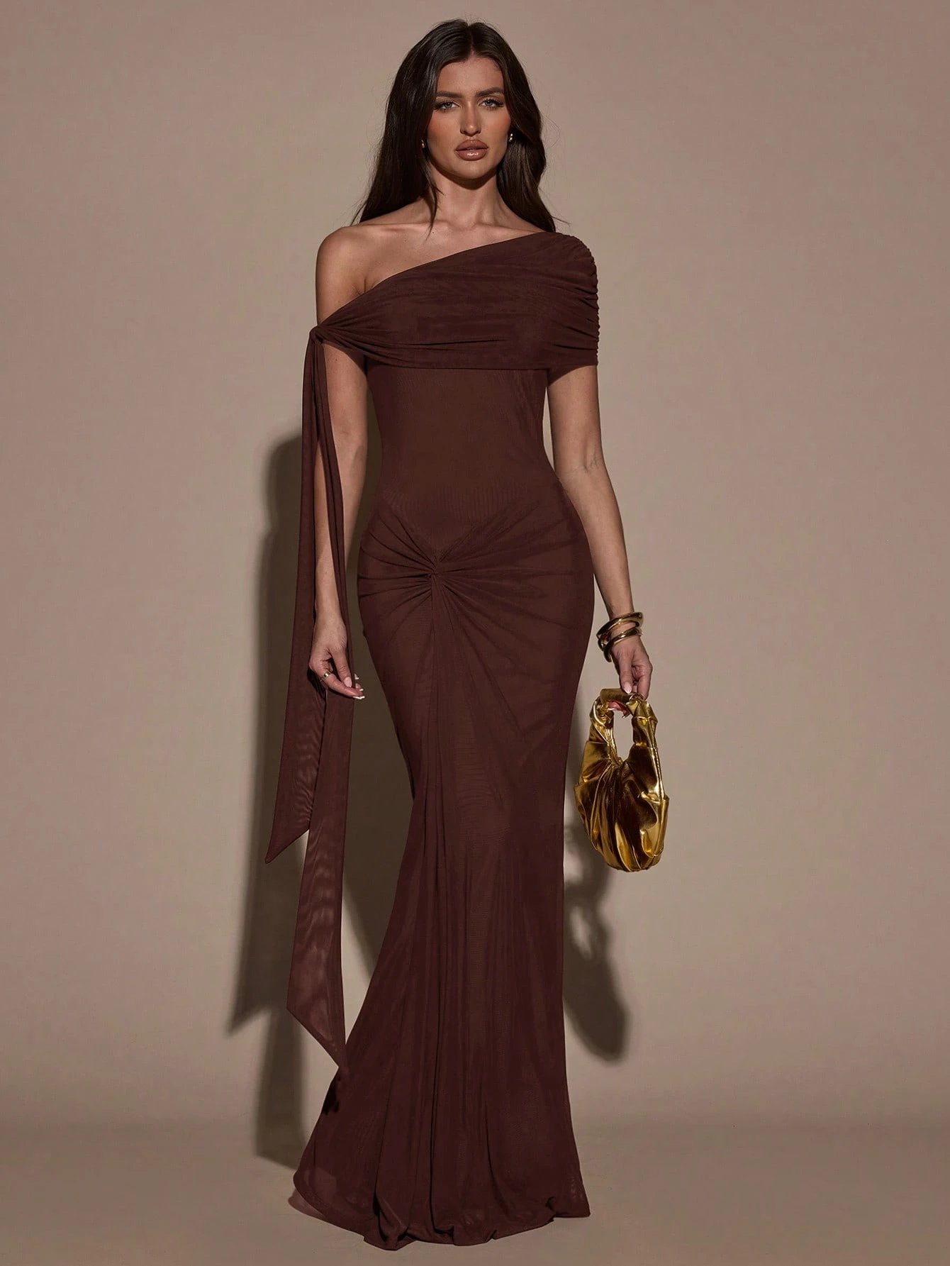 Robe élégante ajustée avec design de torsion à l'épaule et ourlet en queue de — vue 13