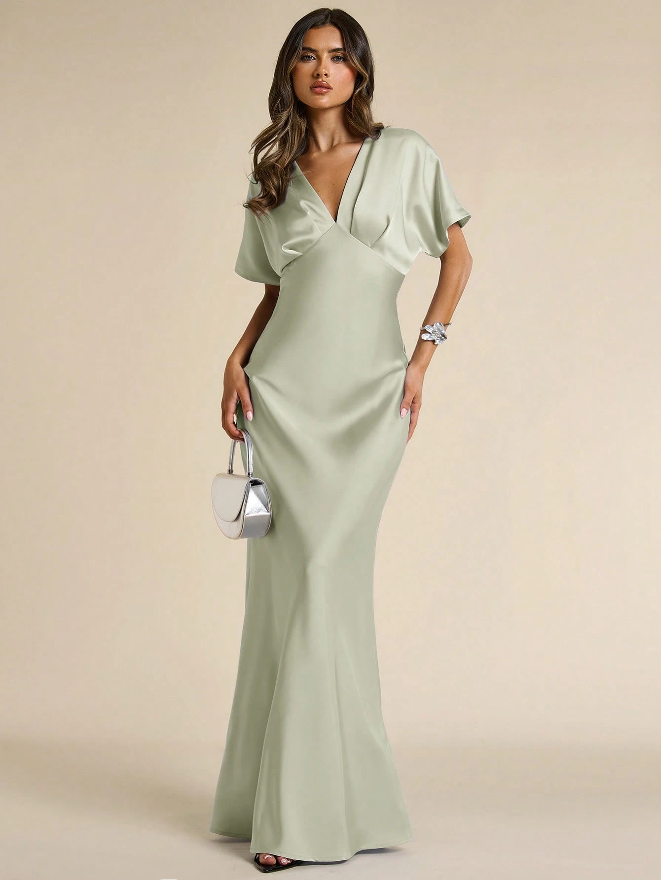 Robe élégante pour femme en satin beige, col V profond, manches courtes, coupe — vue 6