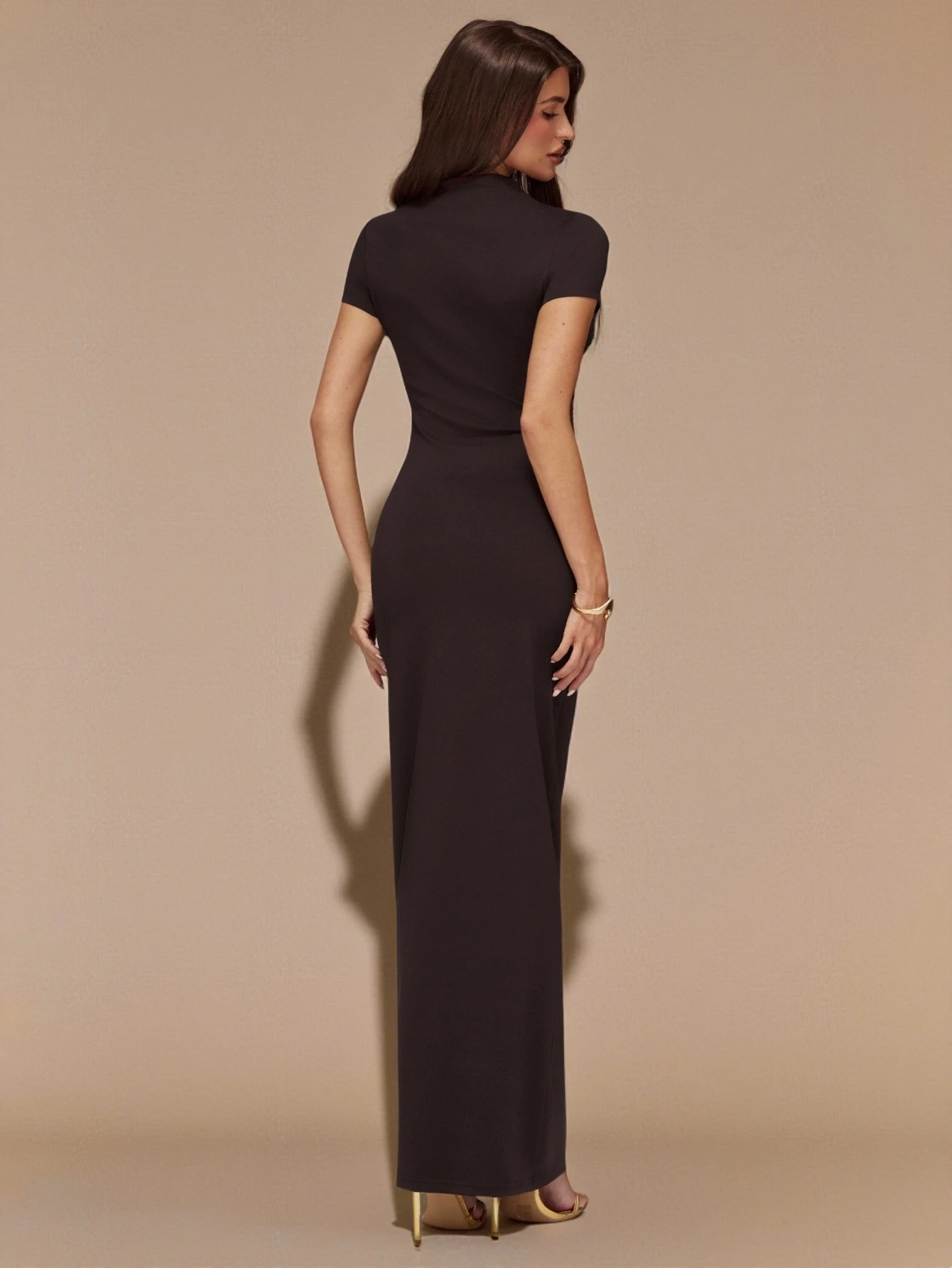 Robe longue élégante en tricot, marron, manches courtes, ajustée, avec fronces — vue 5