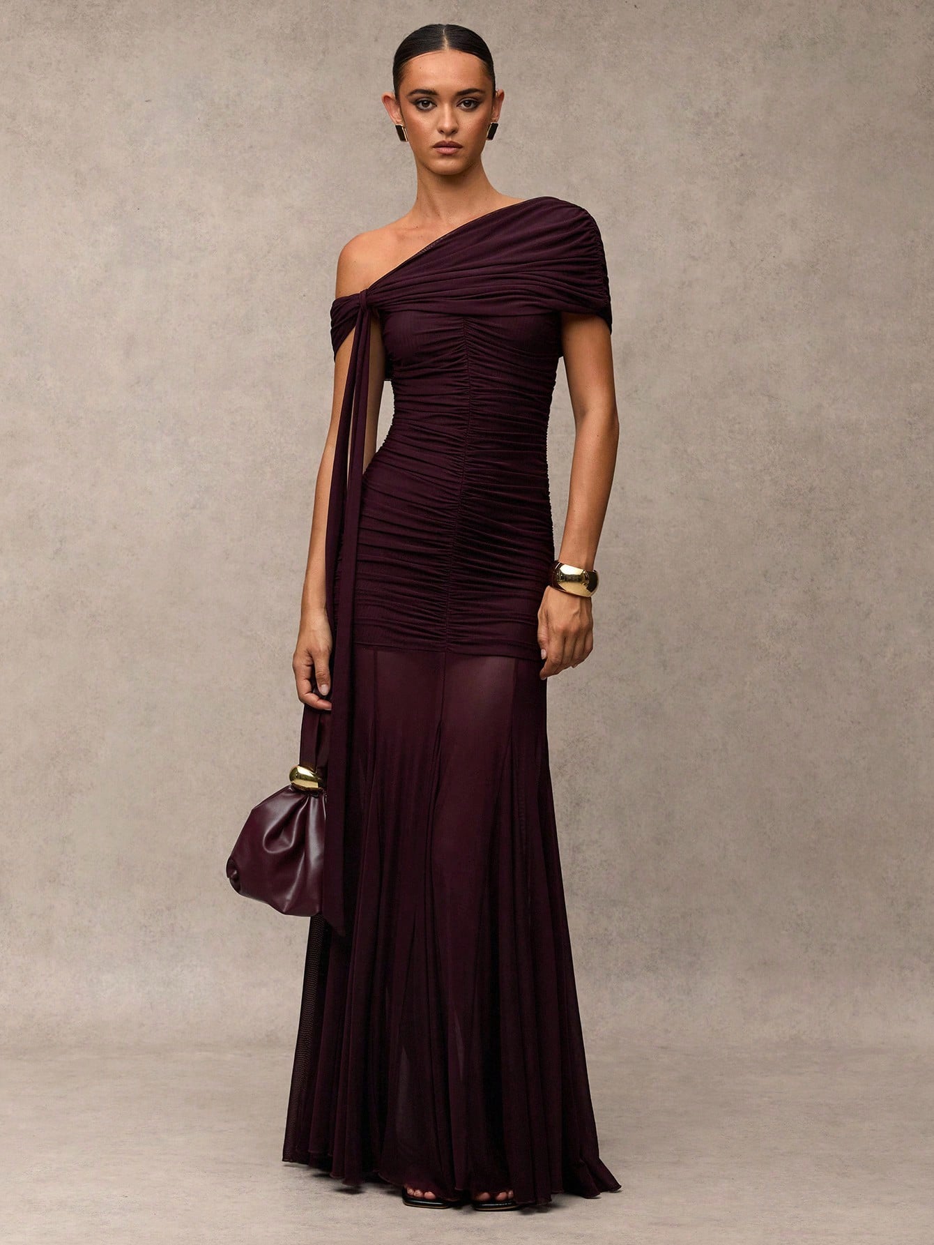 Robe bordeaux avec une jupe évasée élégante et sophistiquée, convenant pour les
