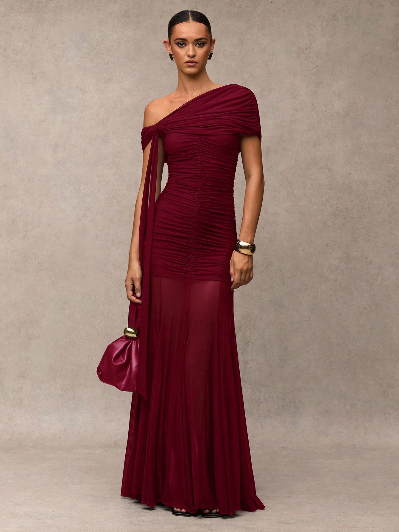 Robe bordeaux avec une jupe évasée élégante et sophistiquée, convenant pour les — vue 5