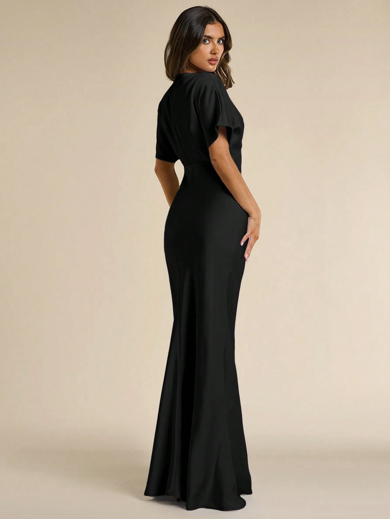 Robe élégante pour femme en satin beige, col V profond, manches courtes, coupe — vue 11